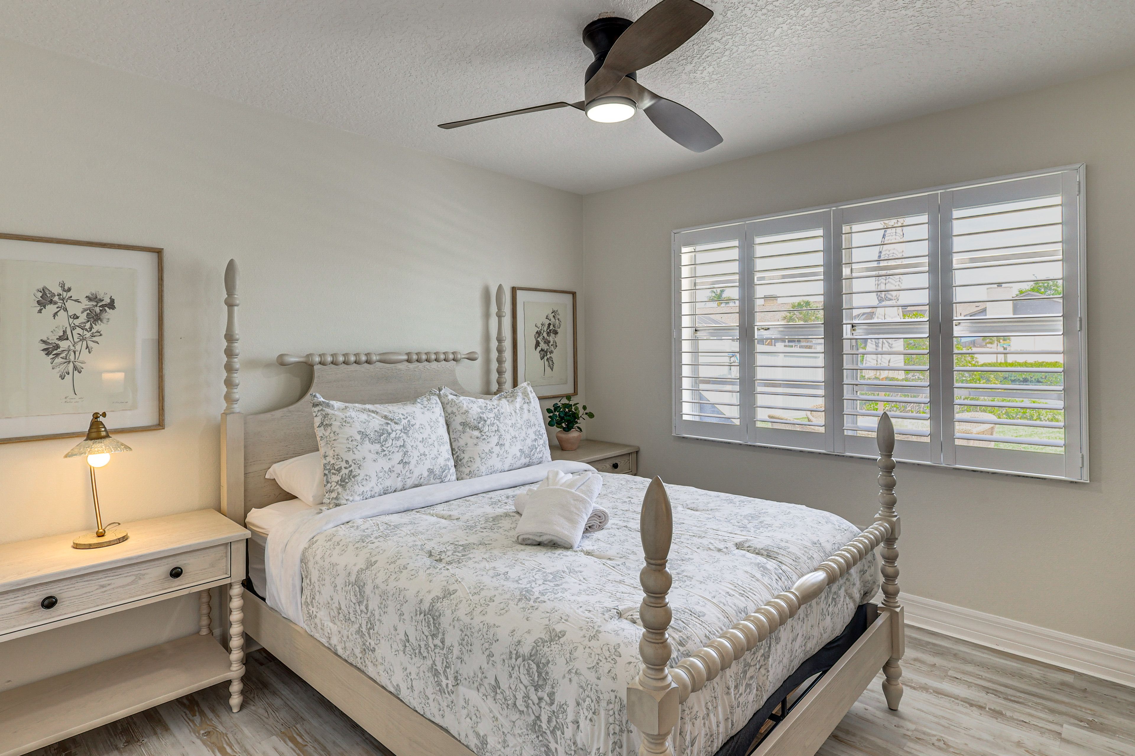 Bedroom 2 | Queen Bed | Smart TV