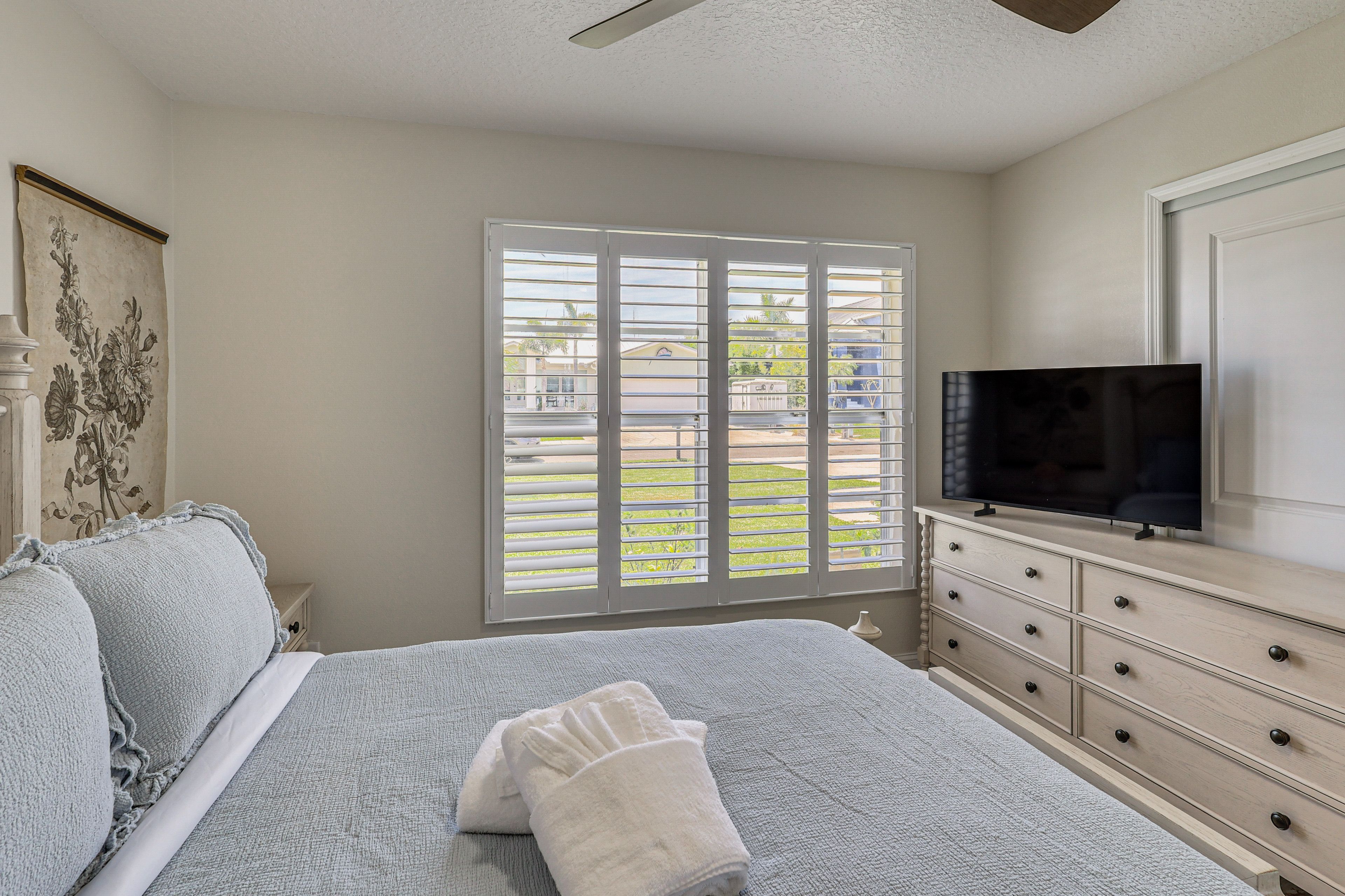 Bedroom 4 | Queen Bed | Smart TV