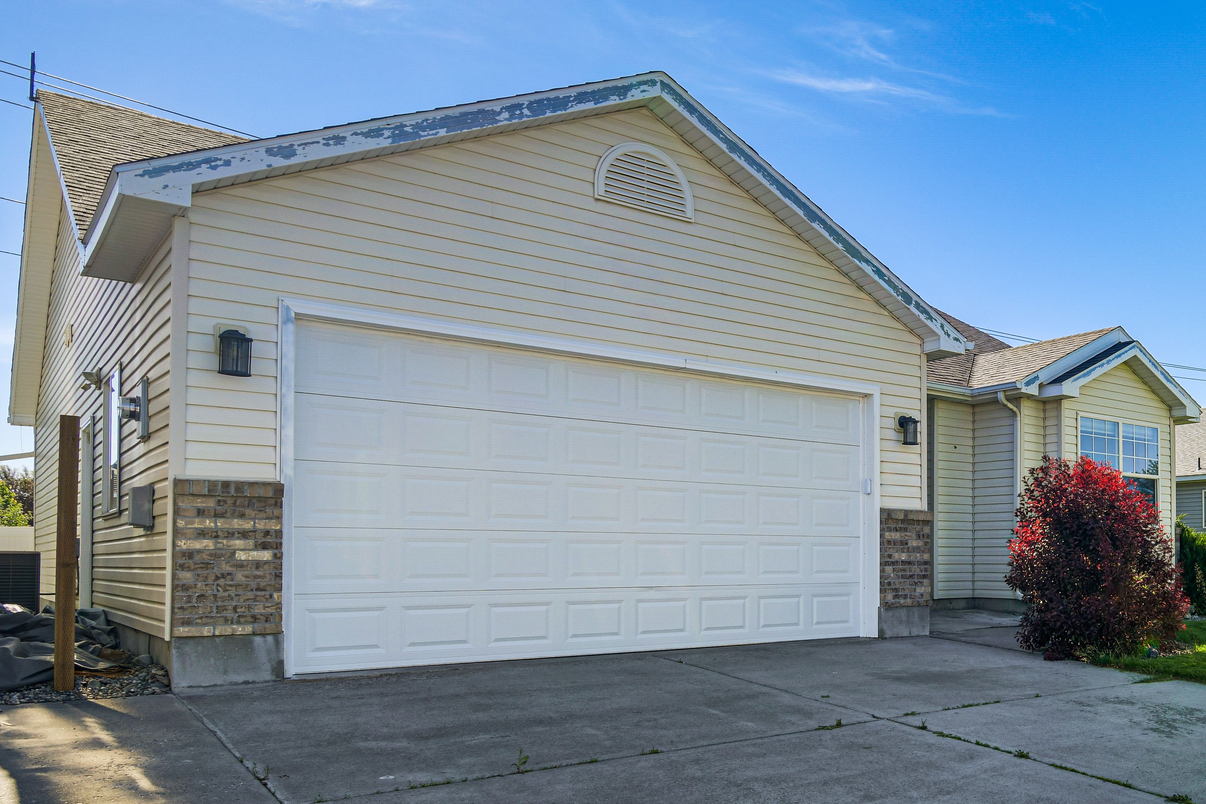 Driveway Parking | 2 Vehicles | Addt'l Street Parking
