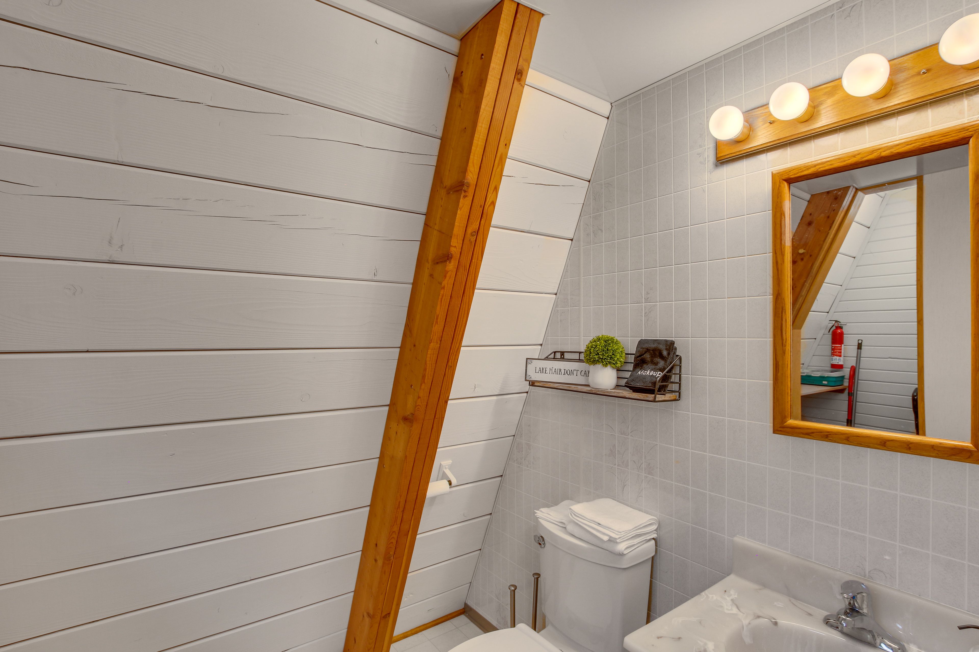 Full Bathroom | 2nd Floor
