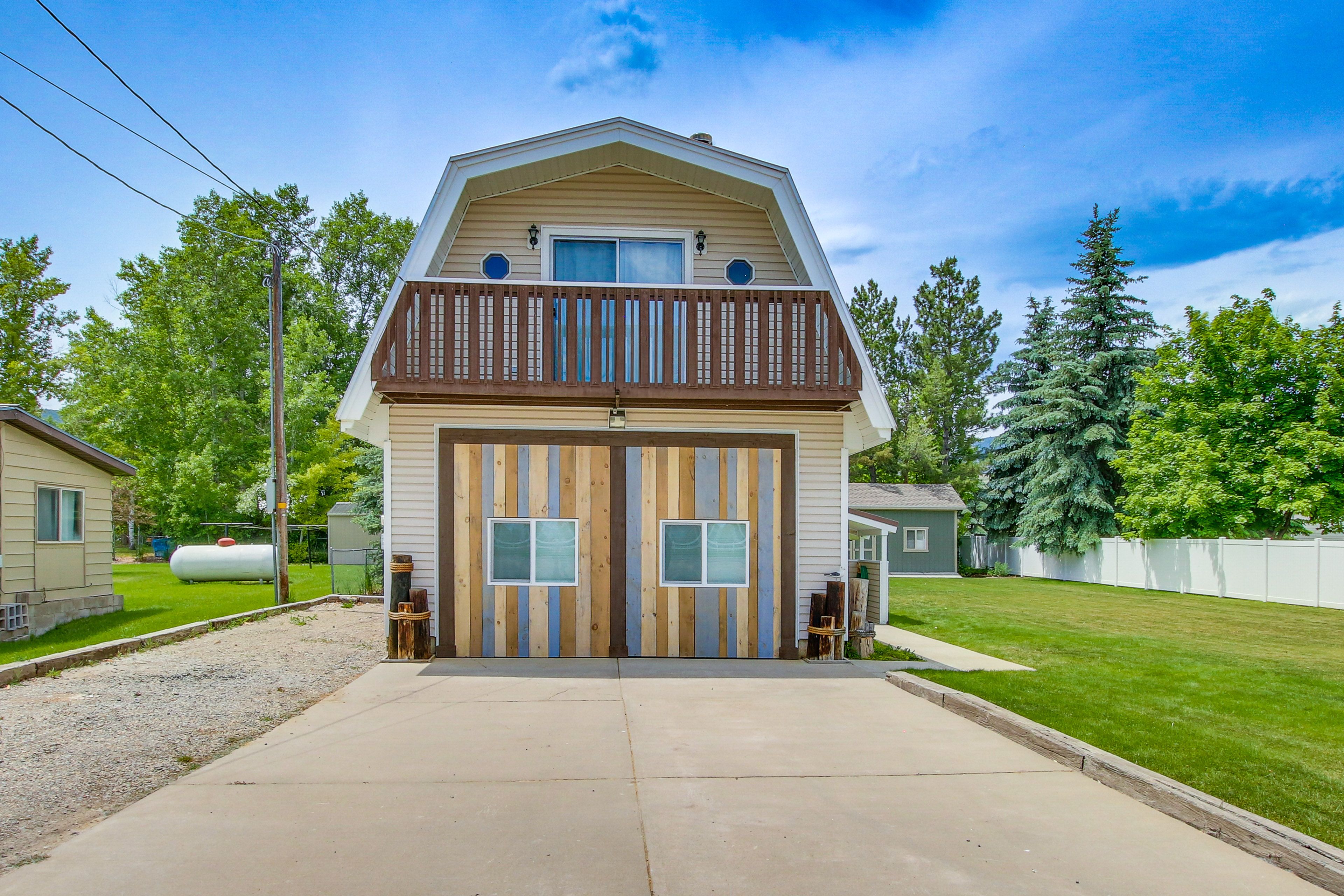 Parking | Driveway (4 Vehicles) | RV/Trailer Parking Allowed | Free Street