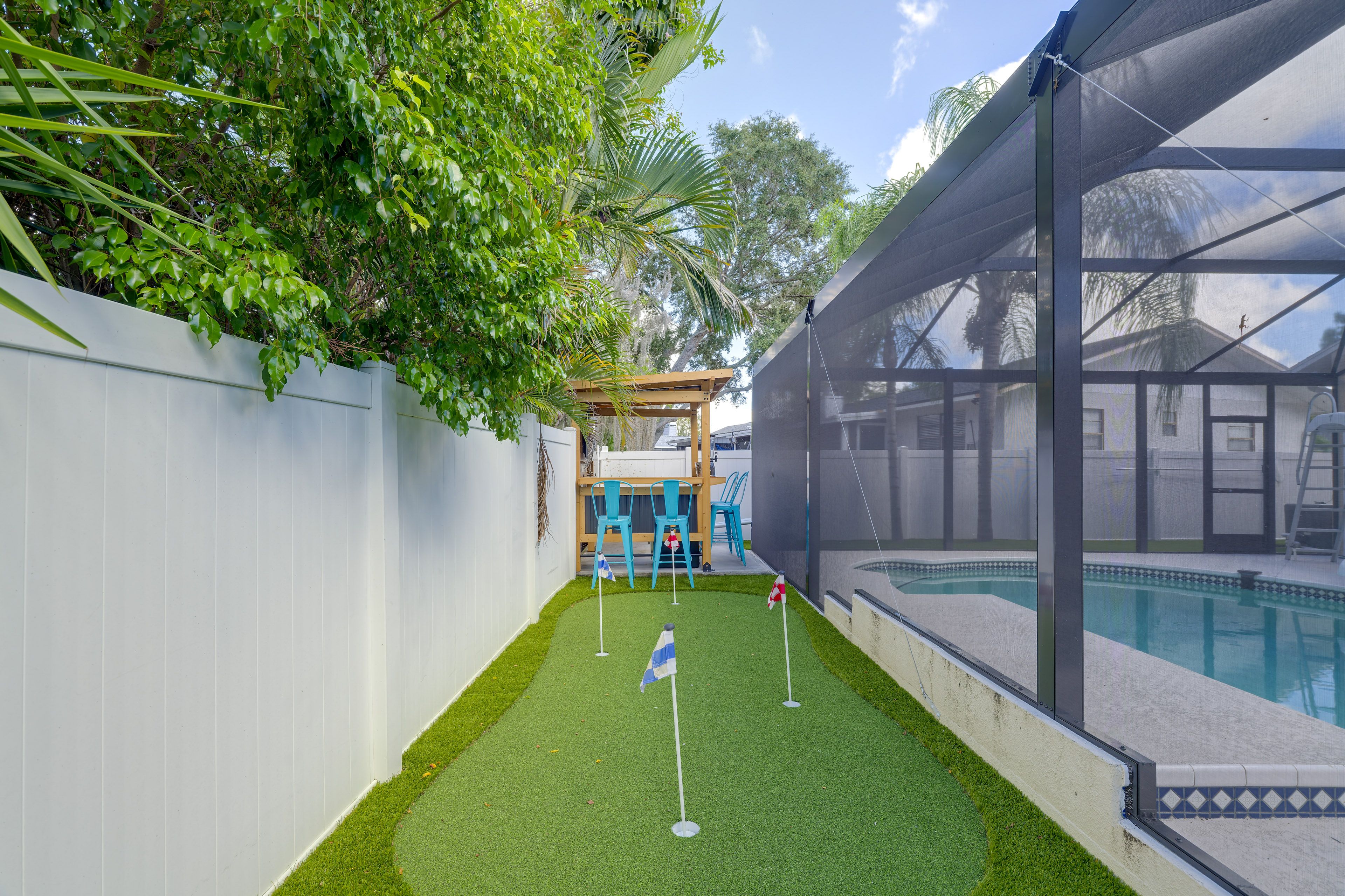 Private Pool & Putting Green