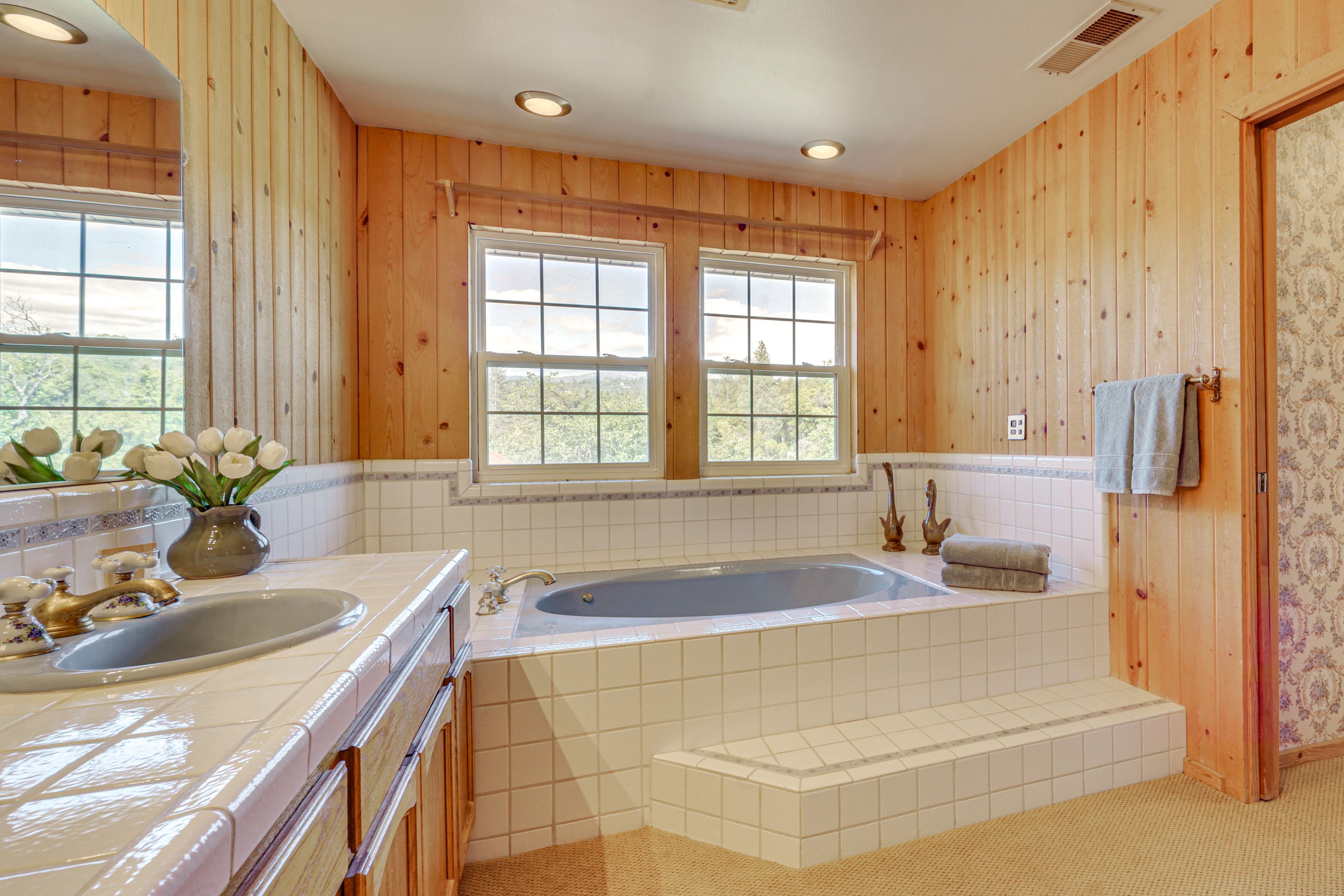 Full Bath | 2nd Floor