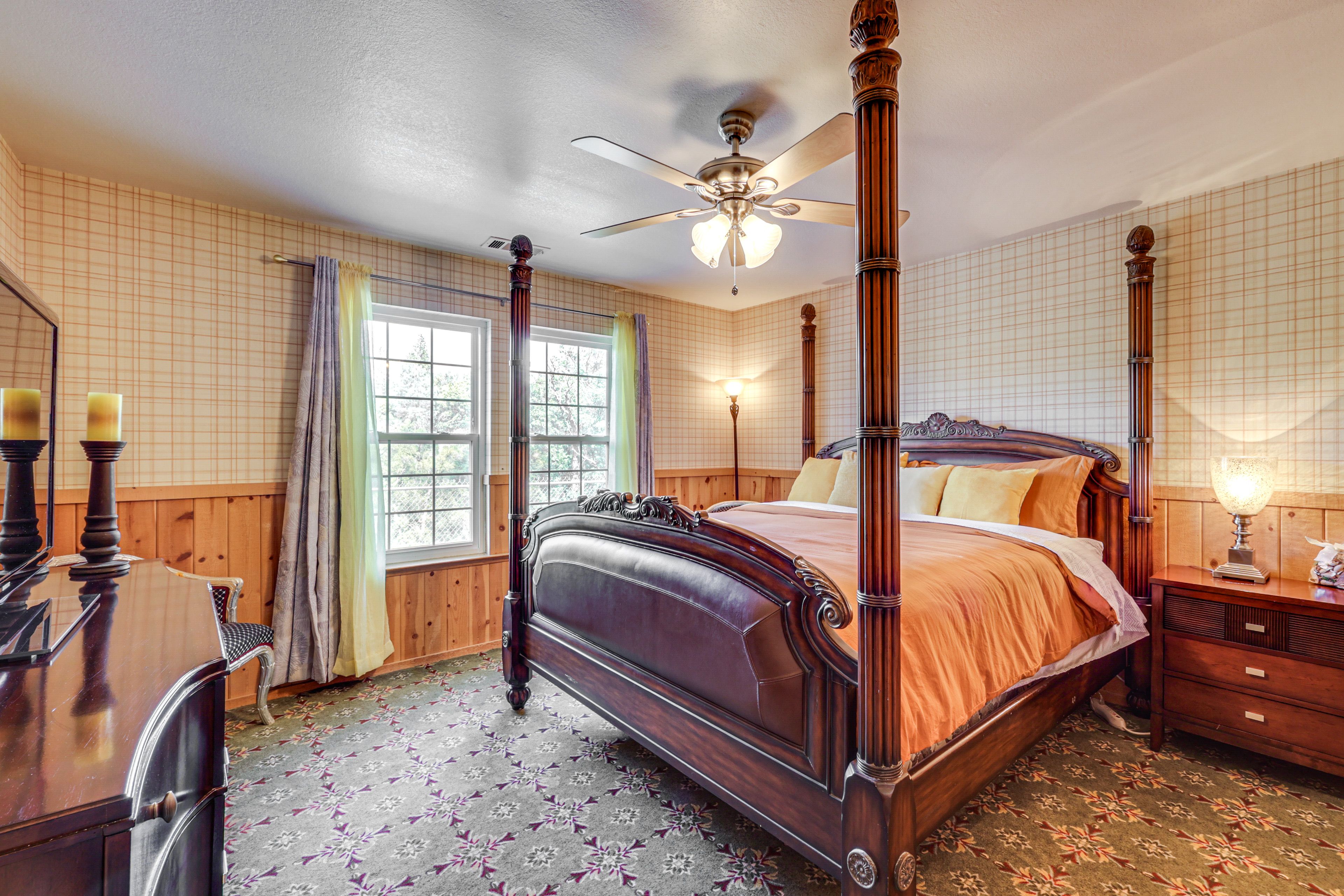 Bedroom 2 | King Bed | 1st Floor