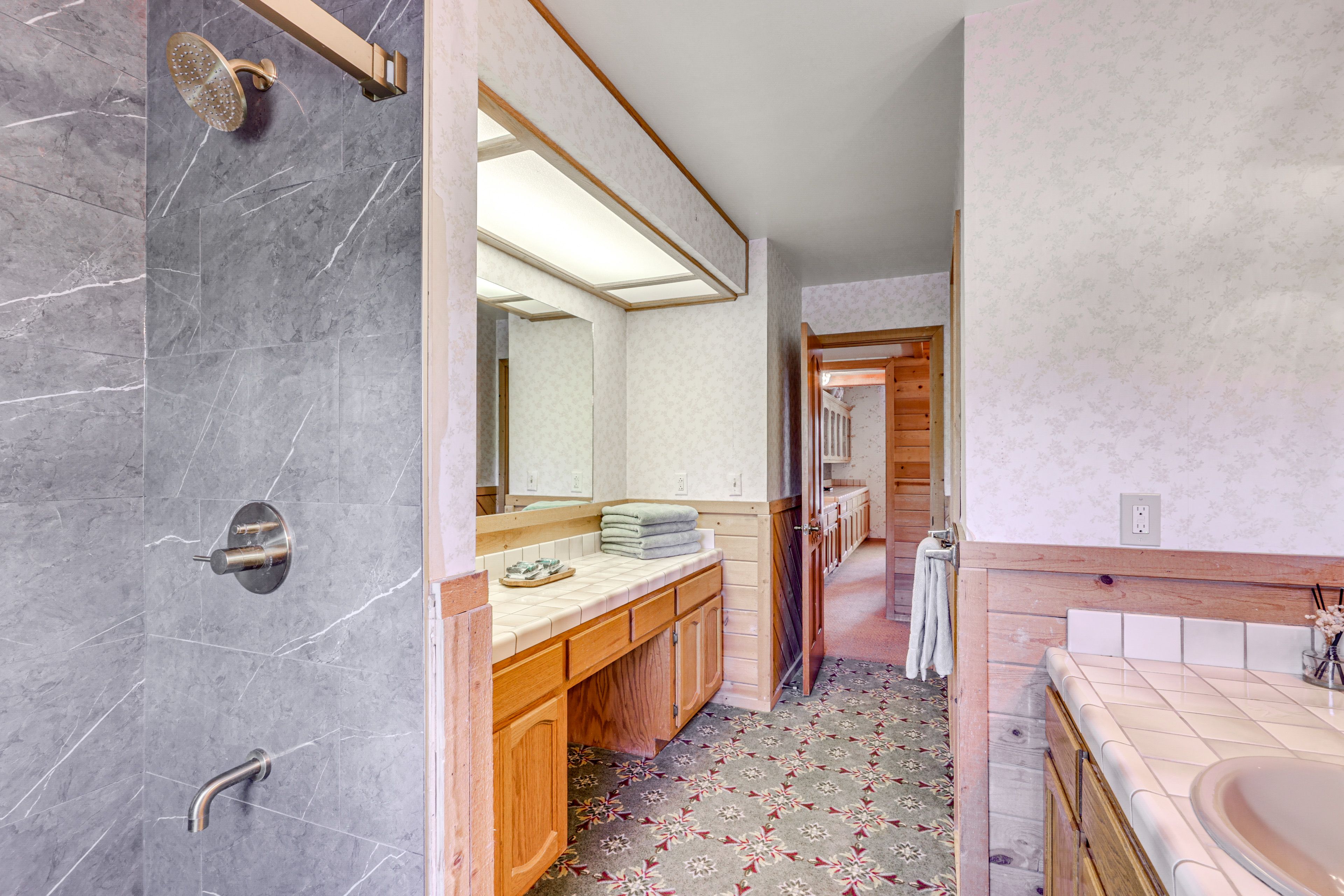 Full Bath | 1st Floor
