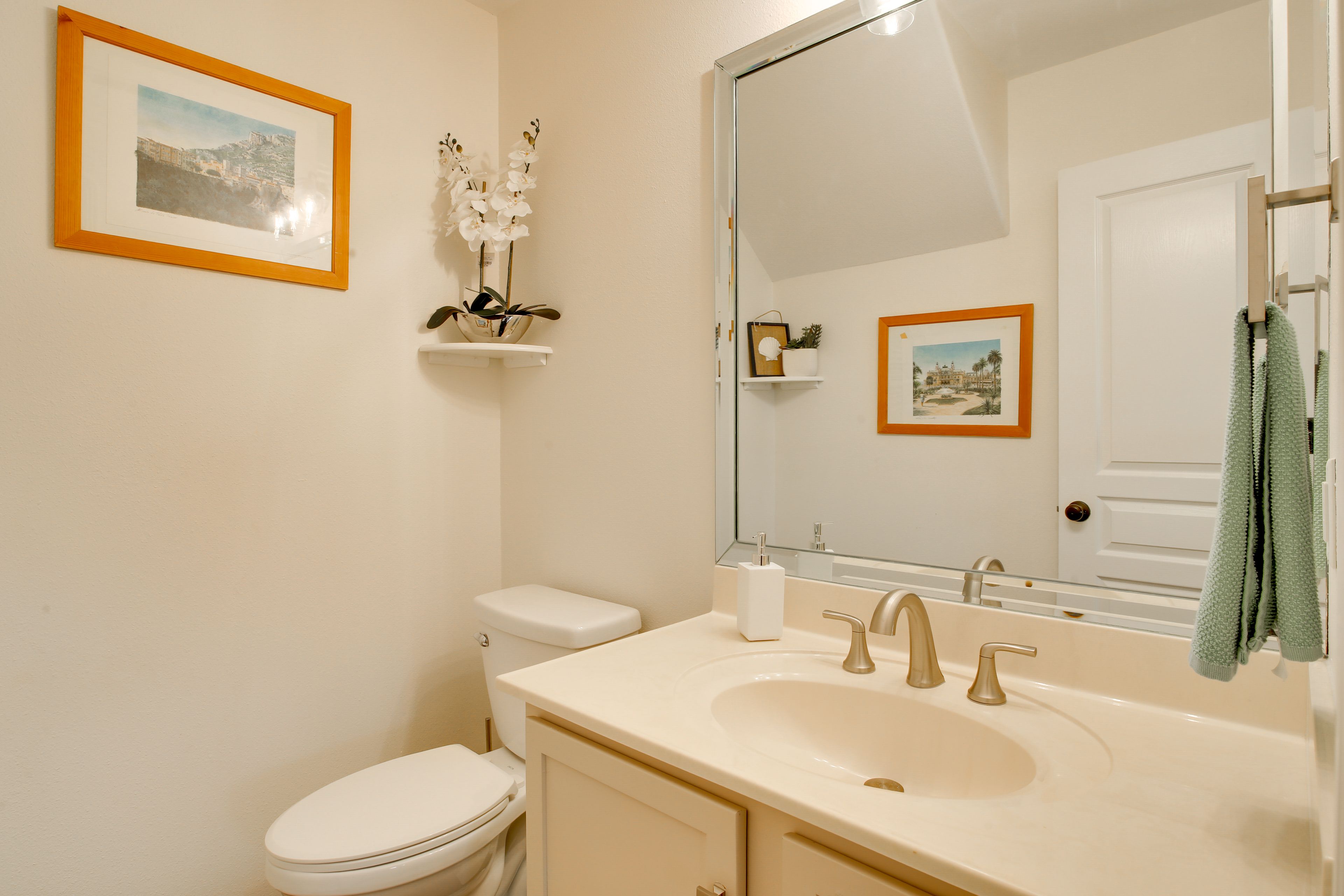 Half Bathroom | 1st Floor