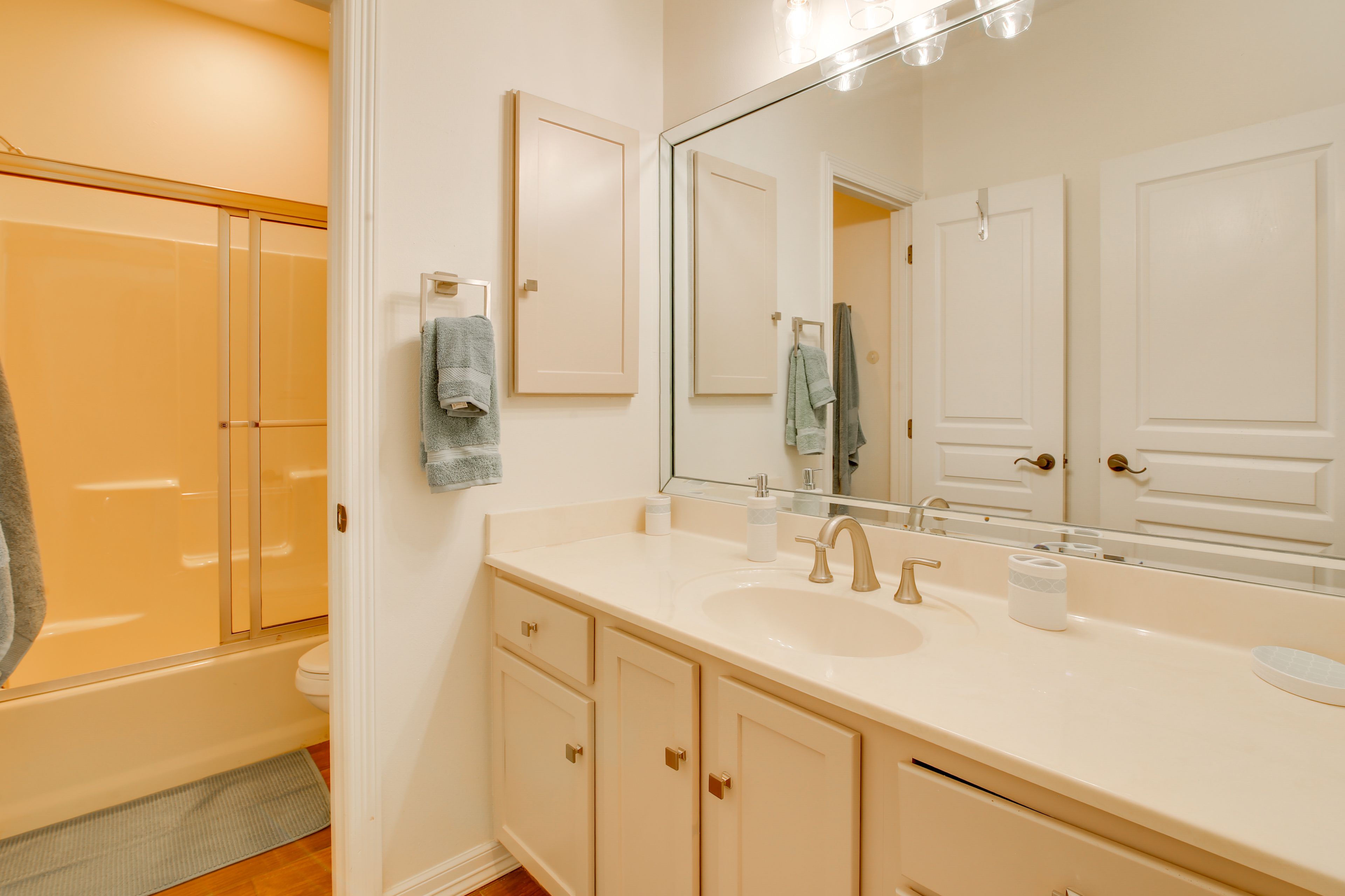 Bathroom | 2nd Floor