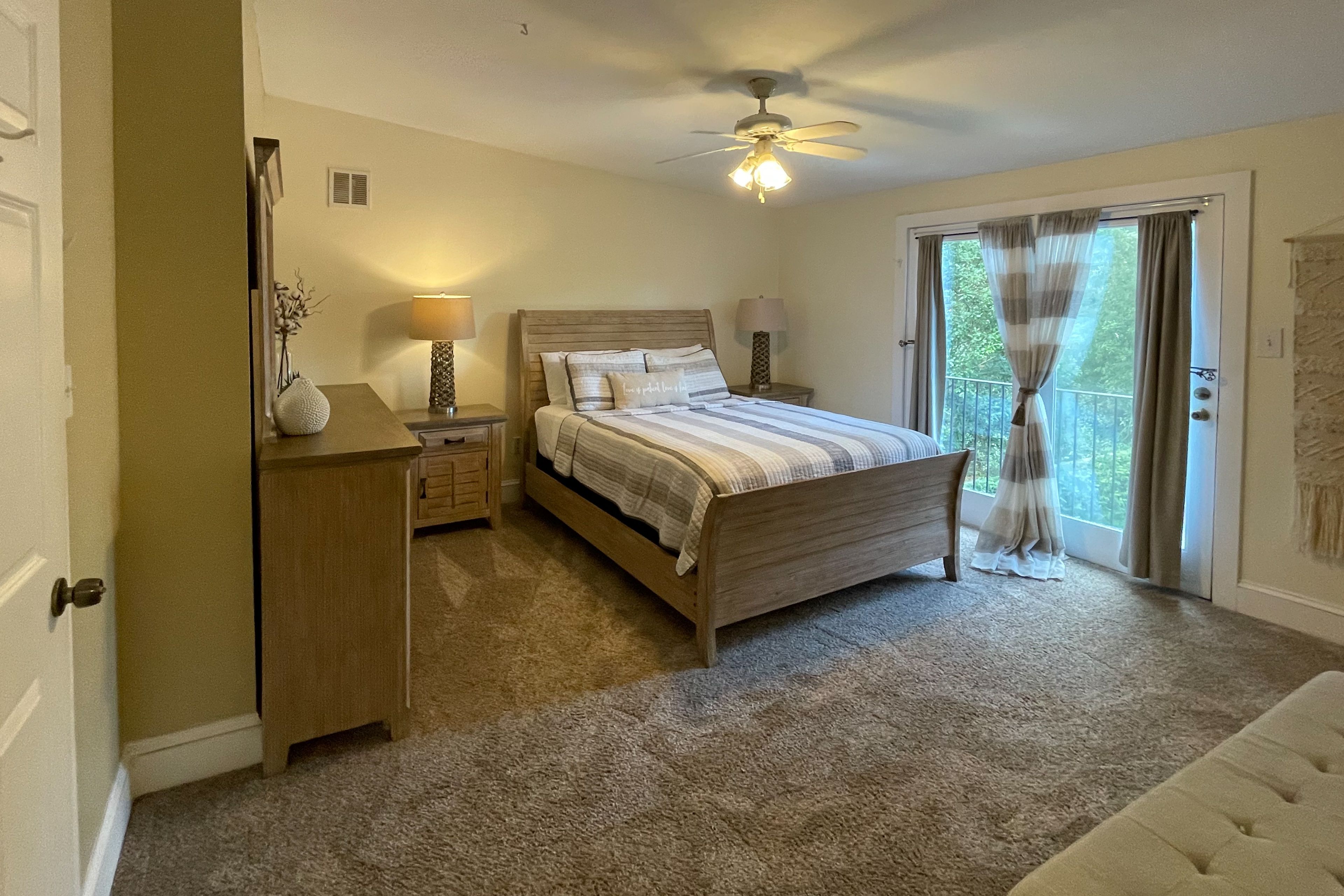 Bedroom 1 | Queen Bed