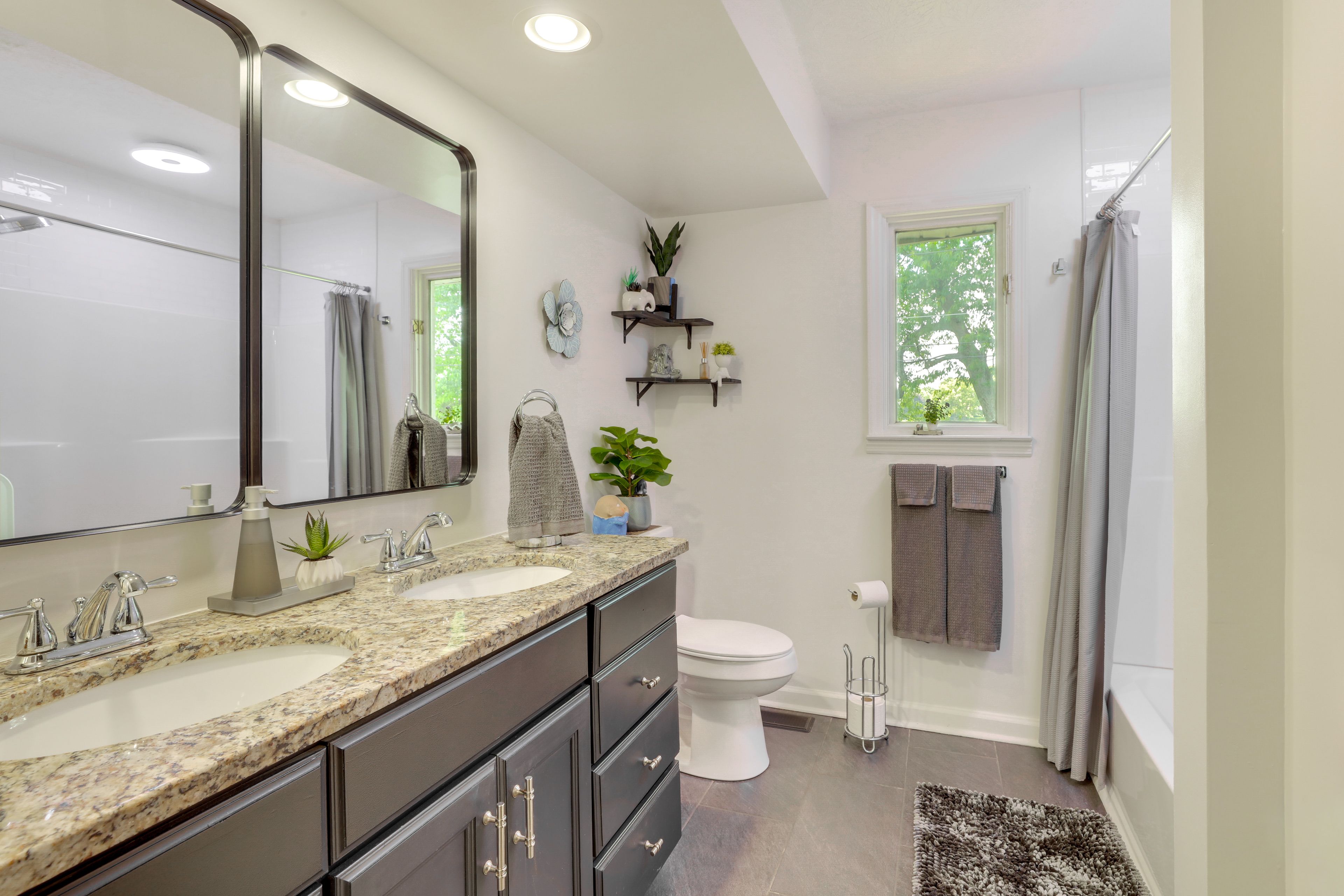 Full Bathroom | Top Level