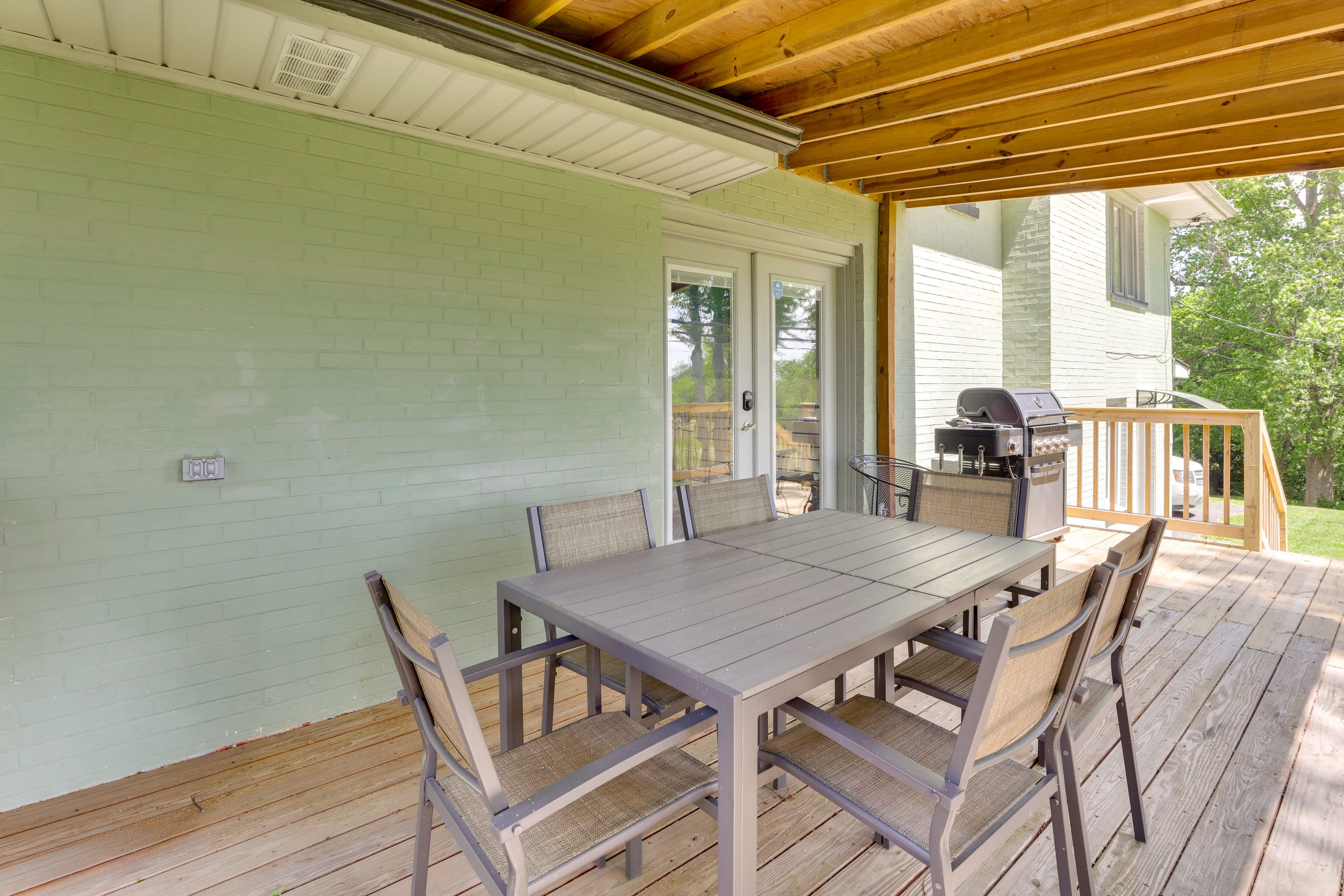 Furnished Deck | Gas Grill