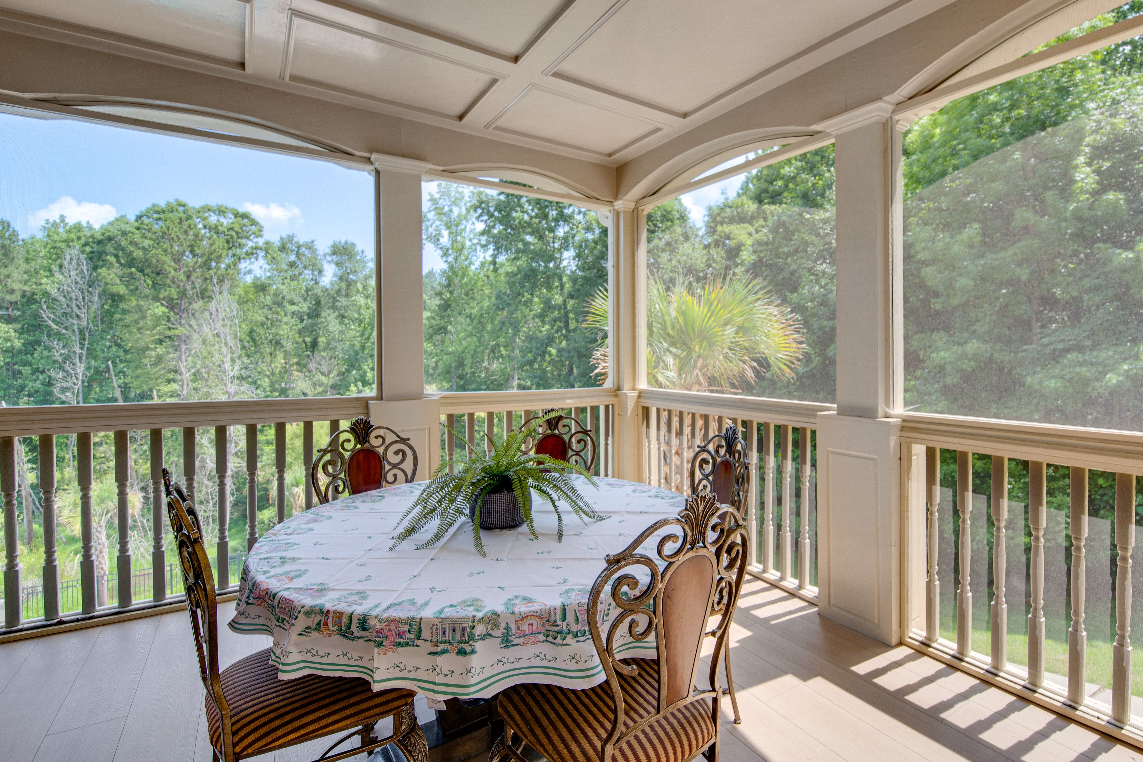 Screened Porch | Outdoor Dining