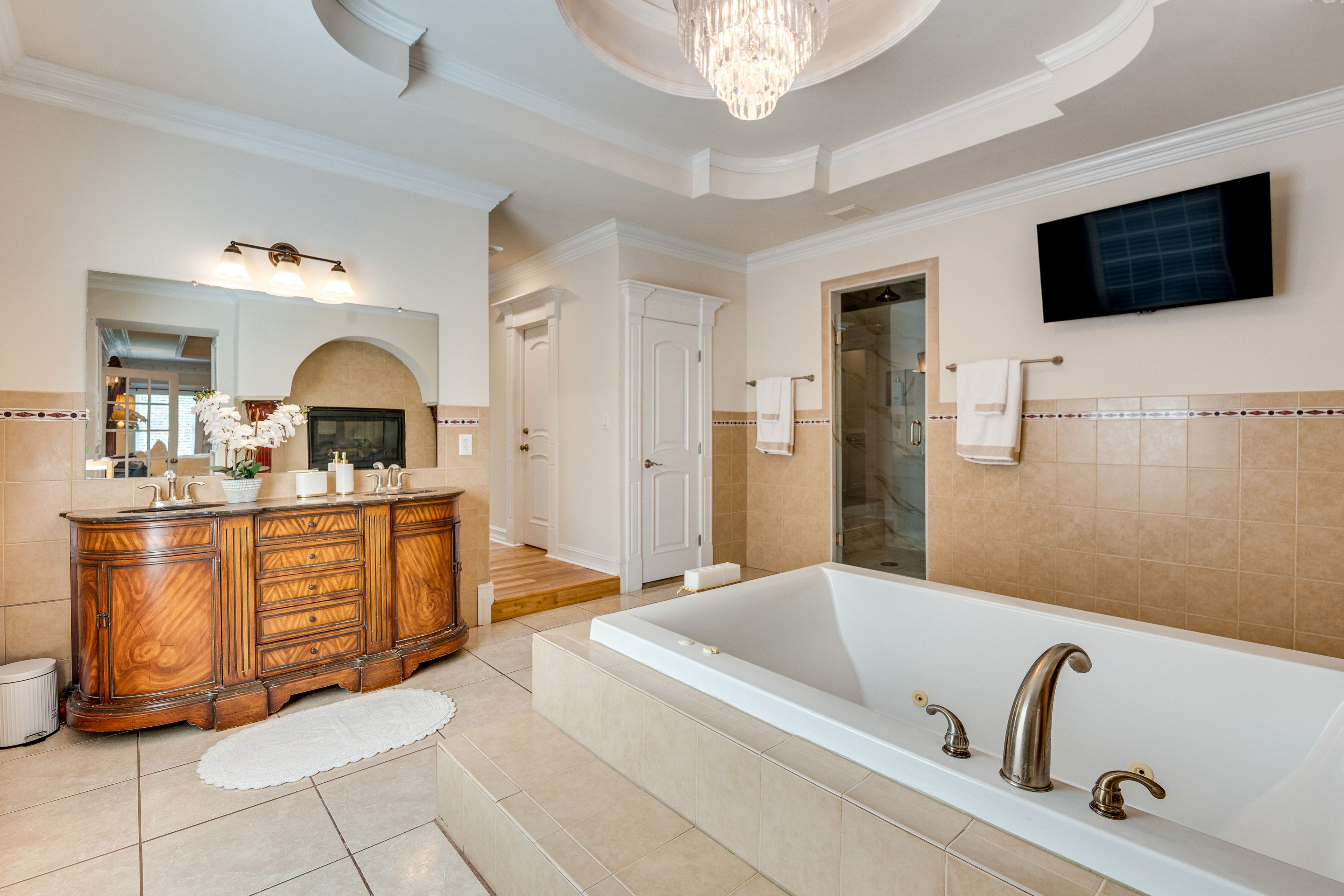 En-Suite Bathroom | Soaking Tub | Shower