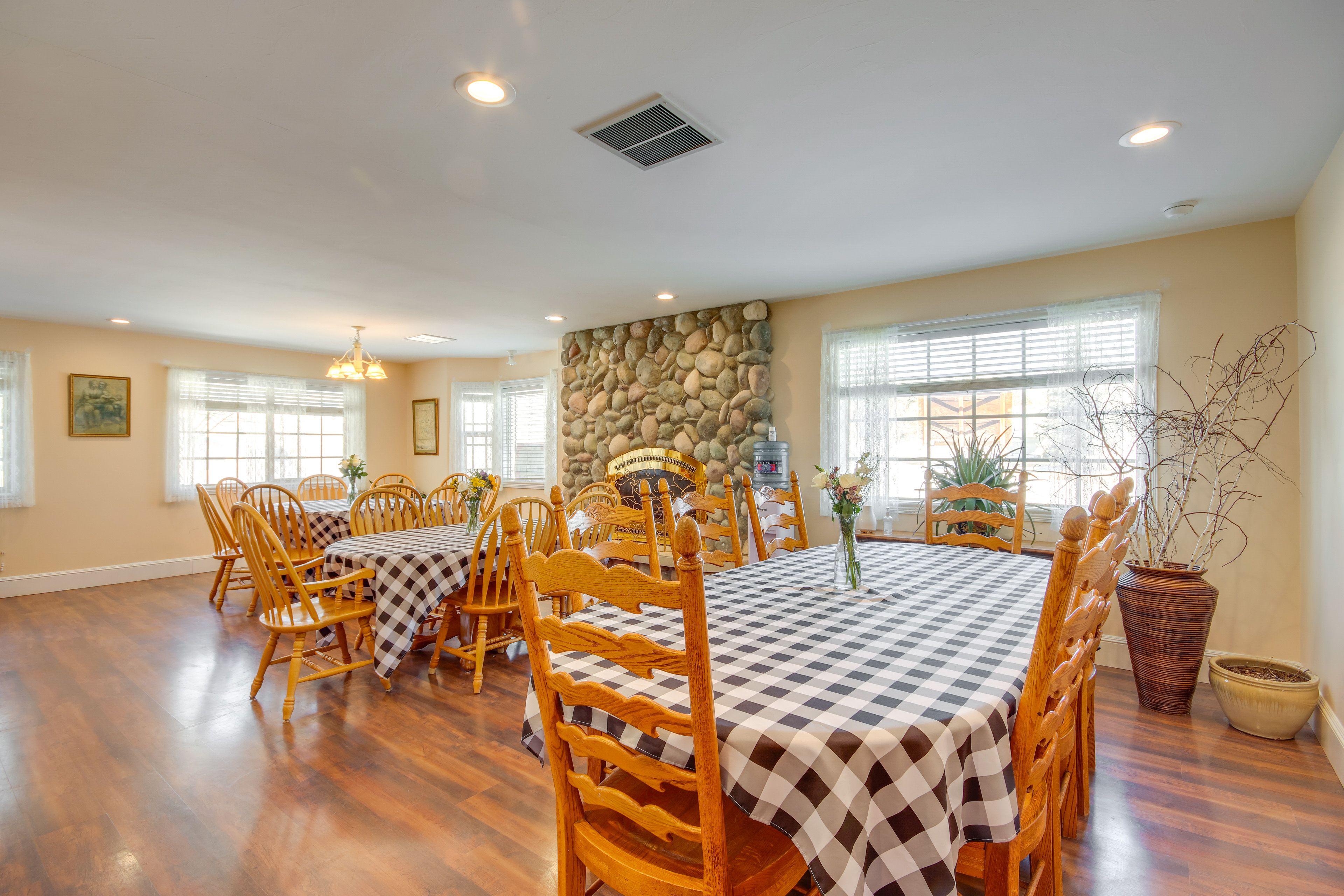 Group-Friendly Dining Area