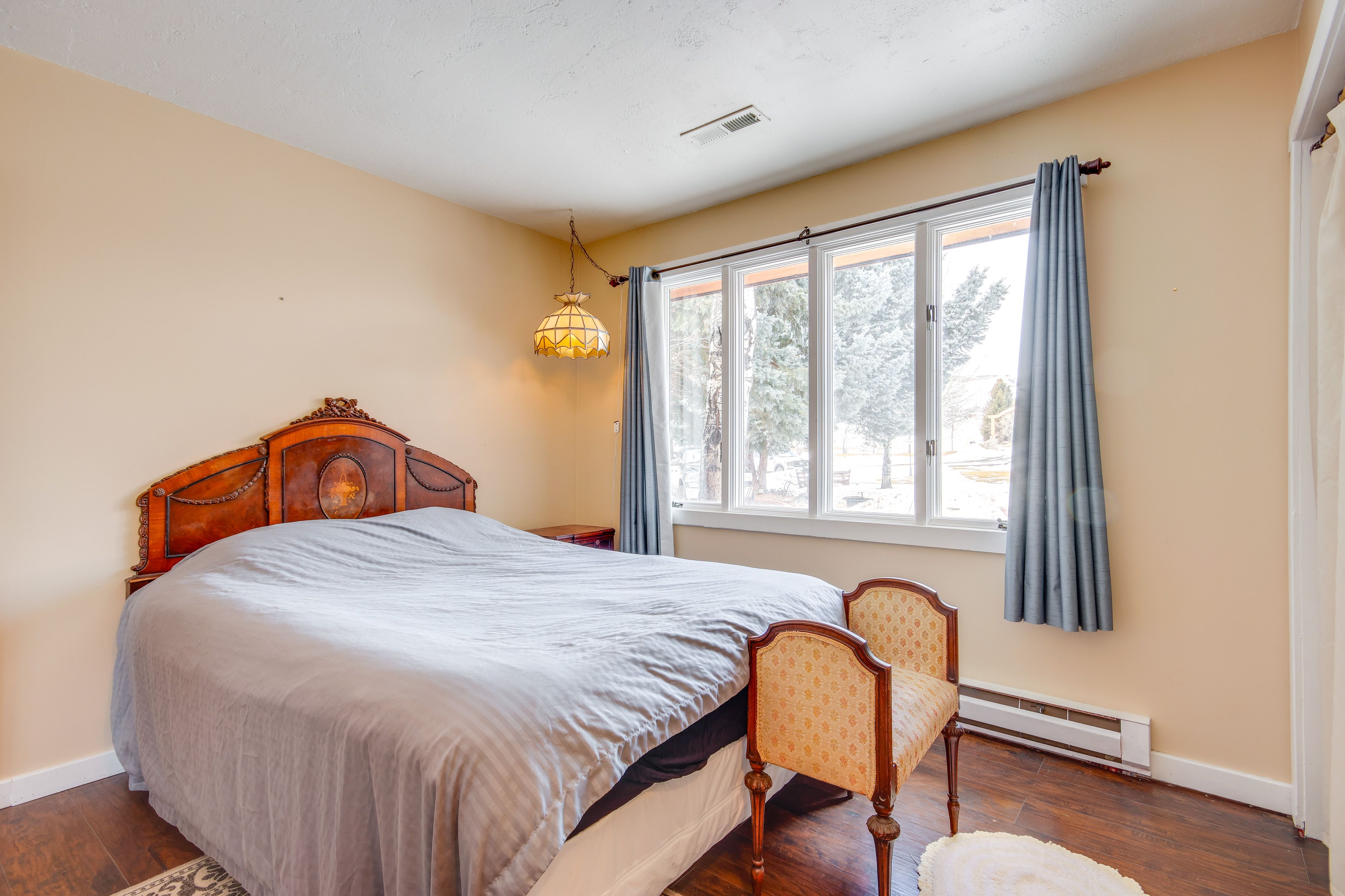 Bedroom 9 | Queen Bed