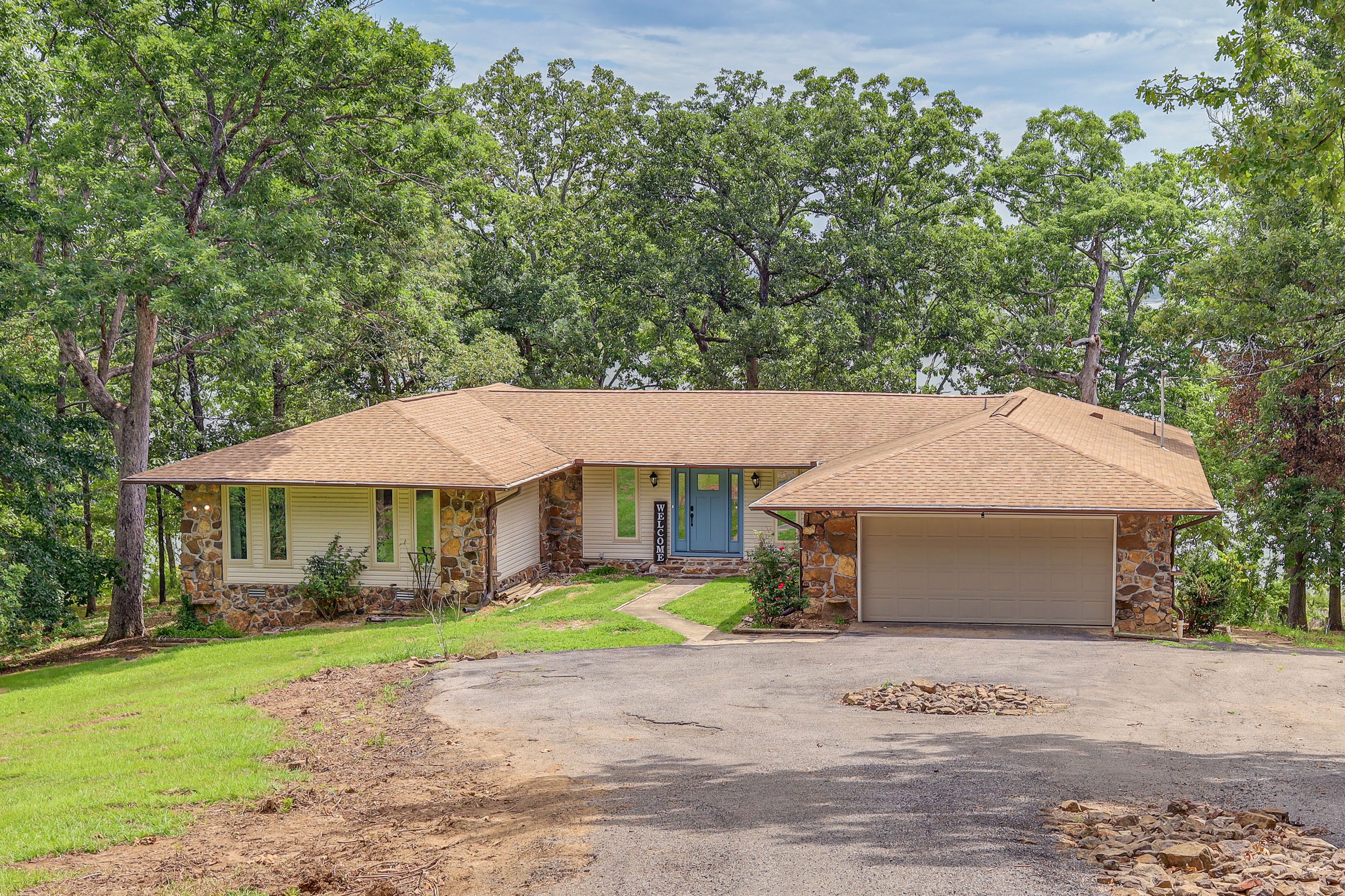 Exterior | Driveway (6 Vehicles)