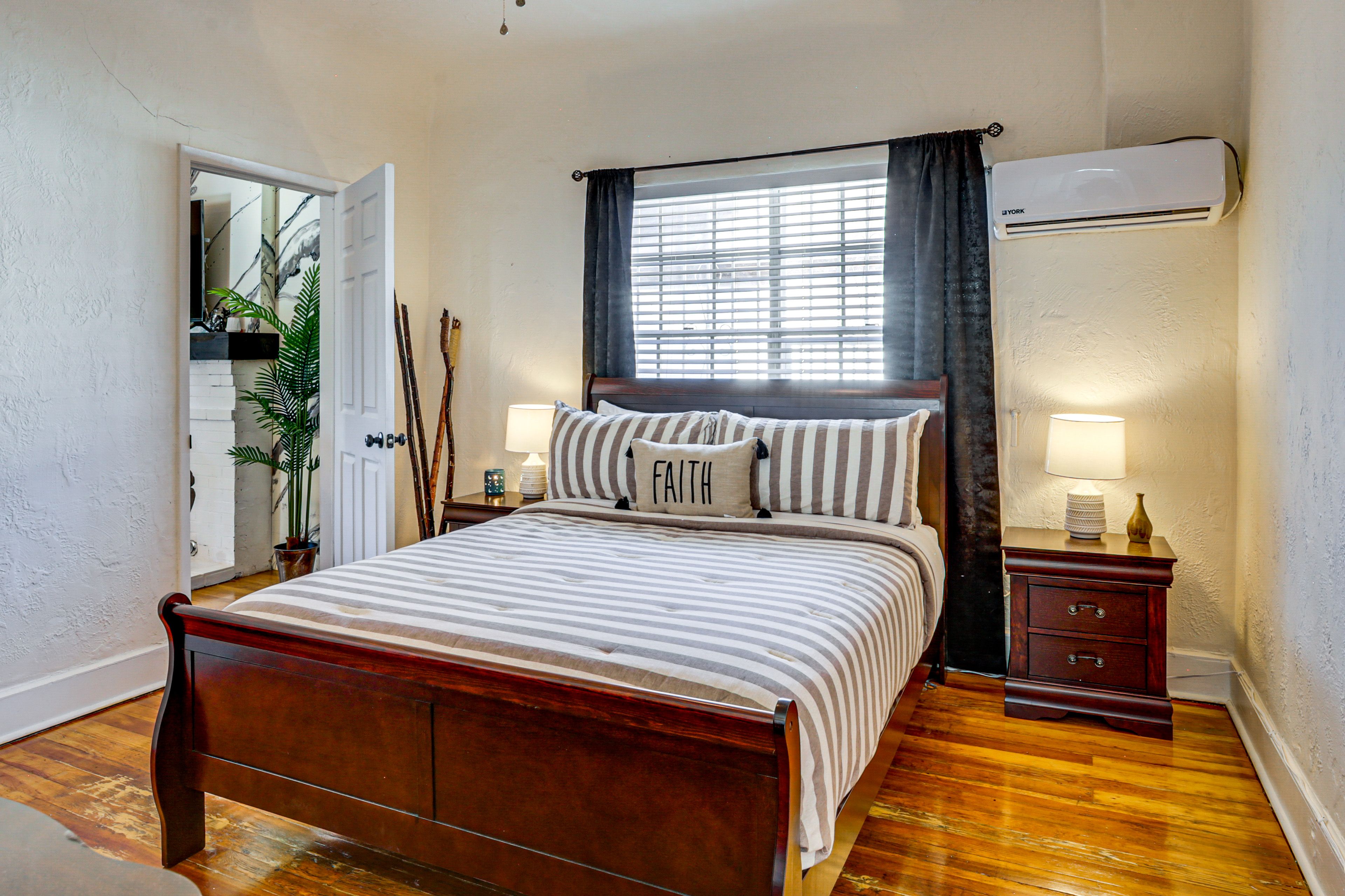 Bedroom 1 | Queen Bed