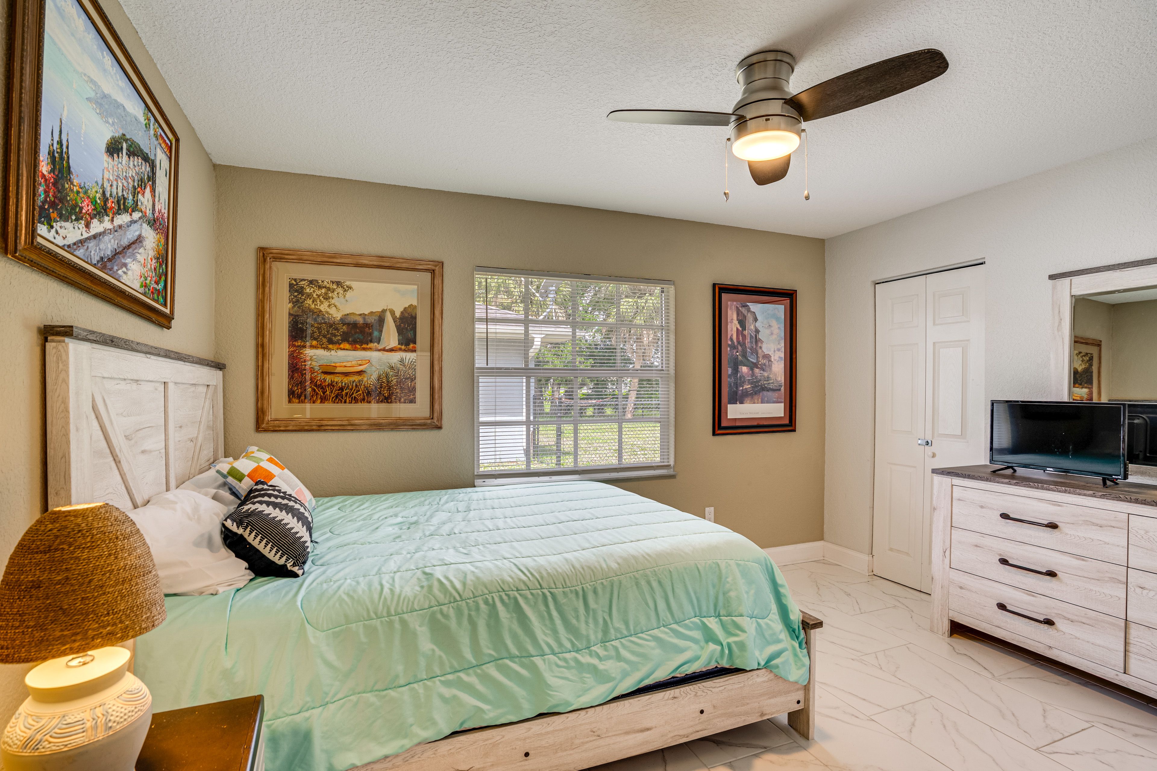 Bedroom 2 | Queen Bed