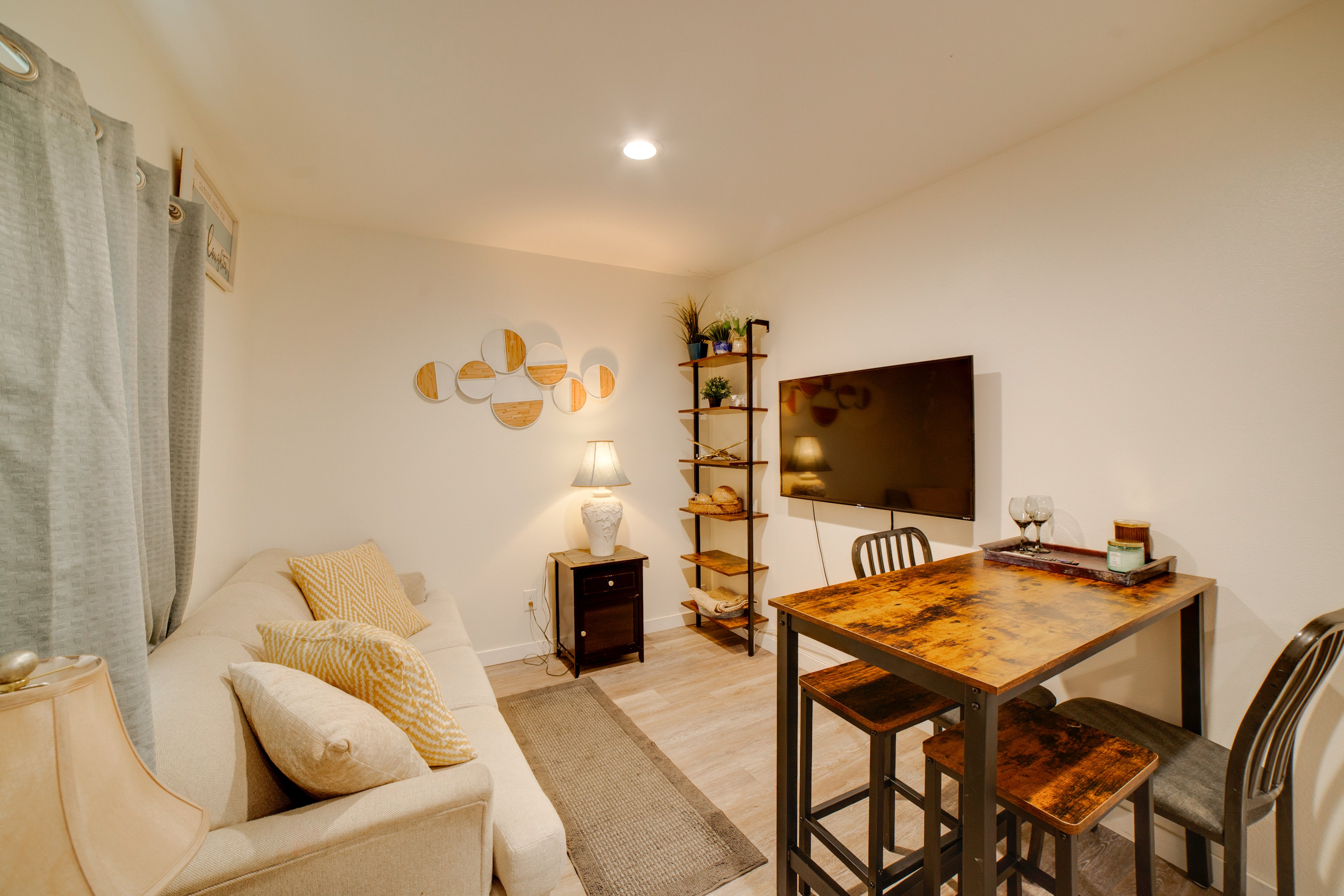 Riverside Vacation Rental | 1BR | 1BA | 800 Sq Ft