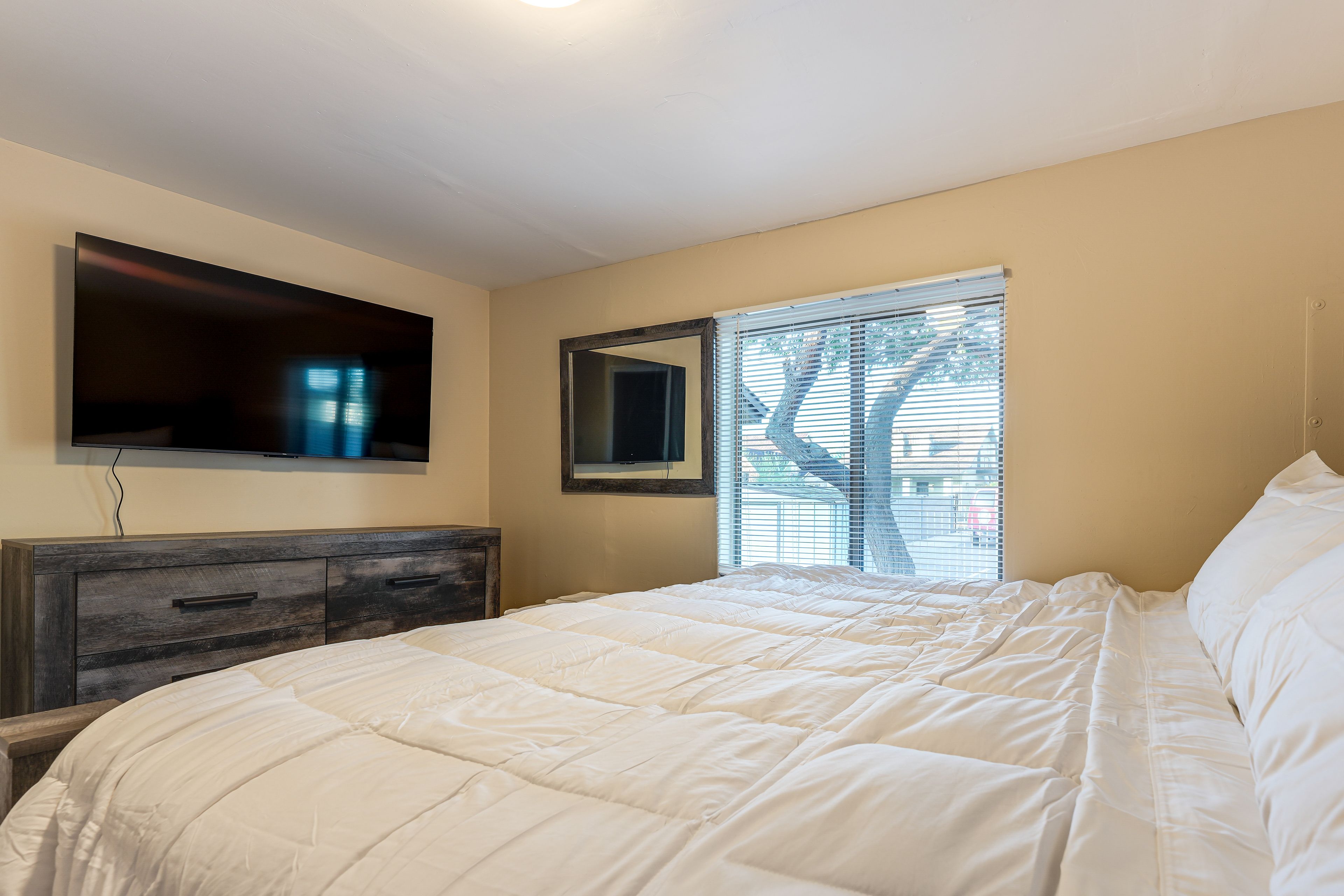 Bedroom 1 | King Bed