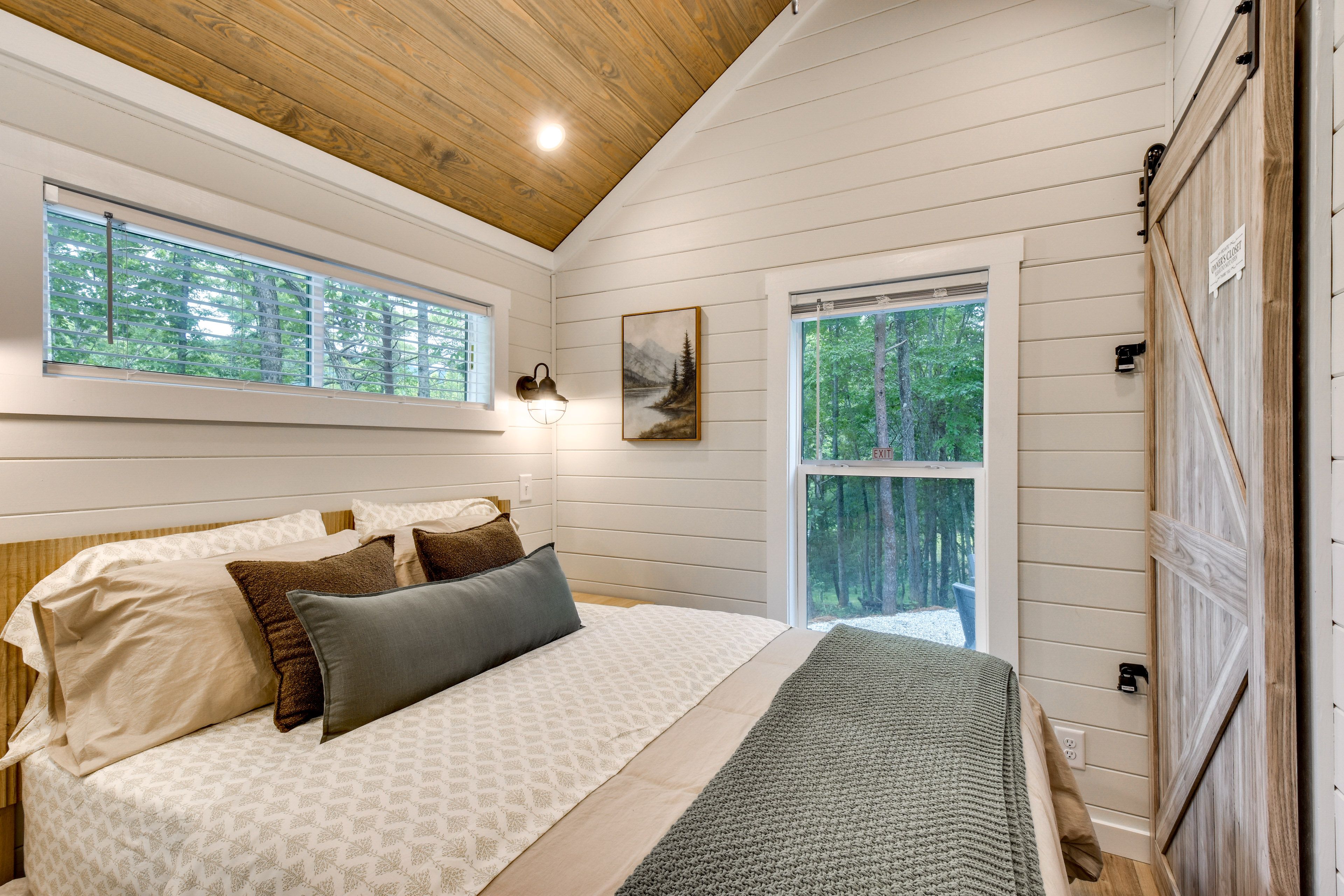 Bedroom | Queen Bed