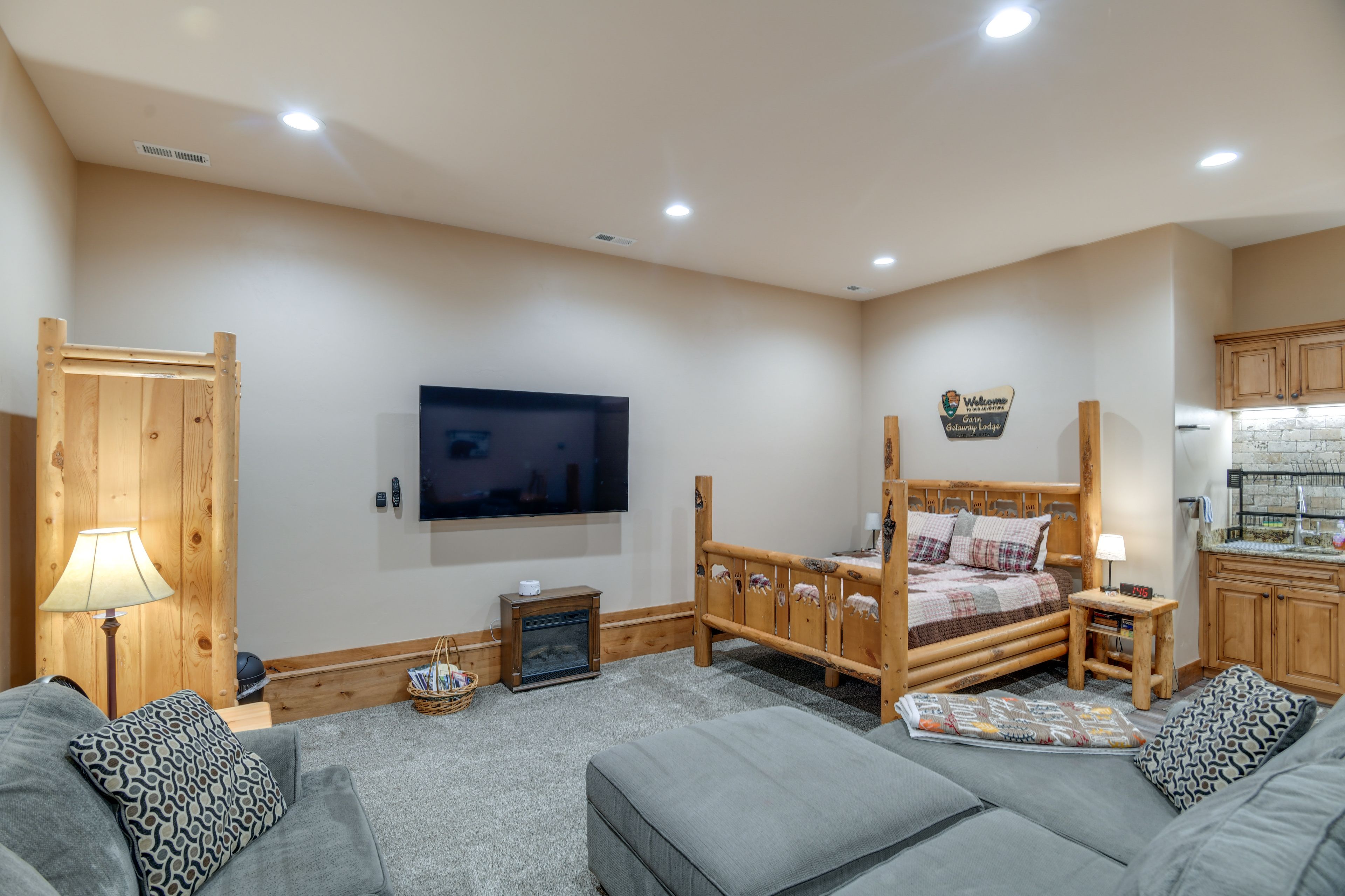 Lodge 2/Studio | Sleeping Area | Bedroom 5 | Queen Bed