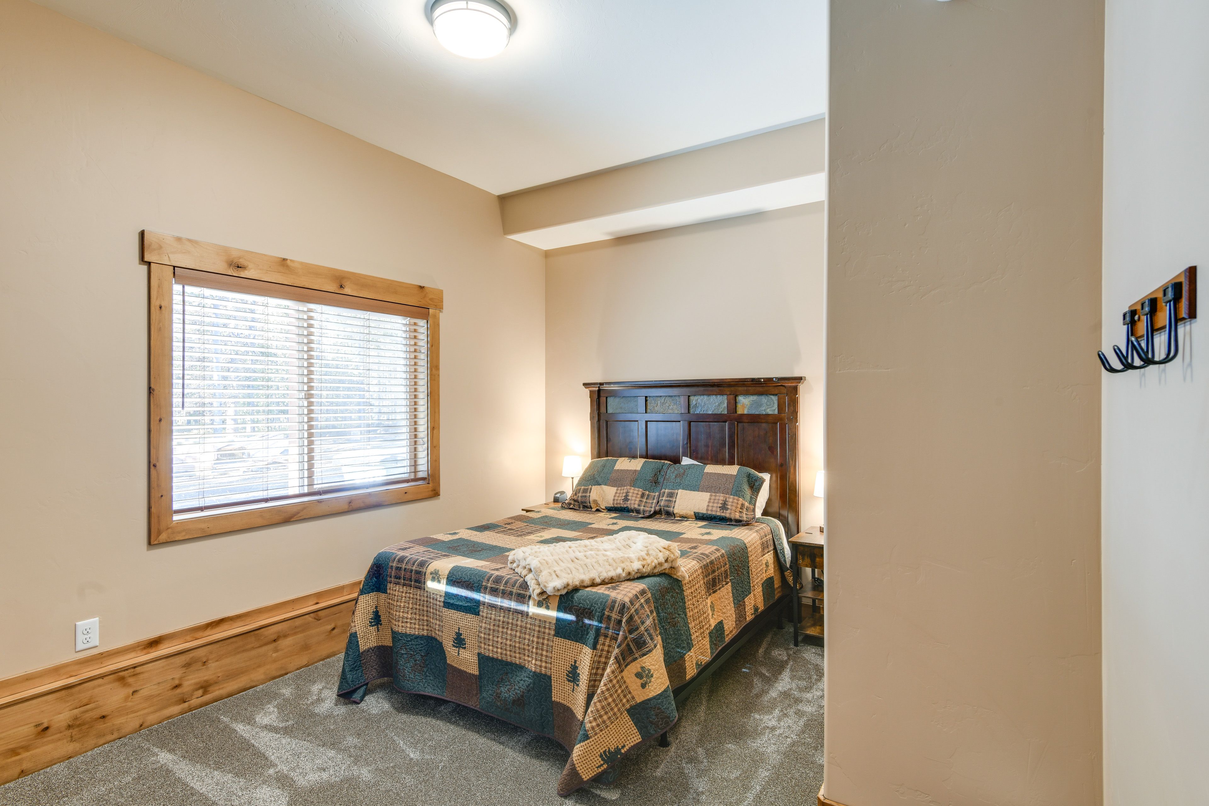 Lodge 3 | Bedroom 7 | Queen Bed