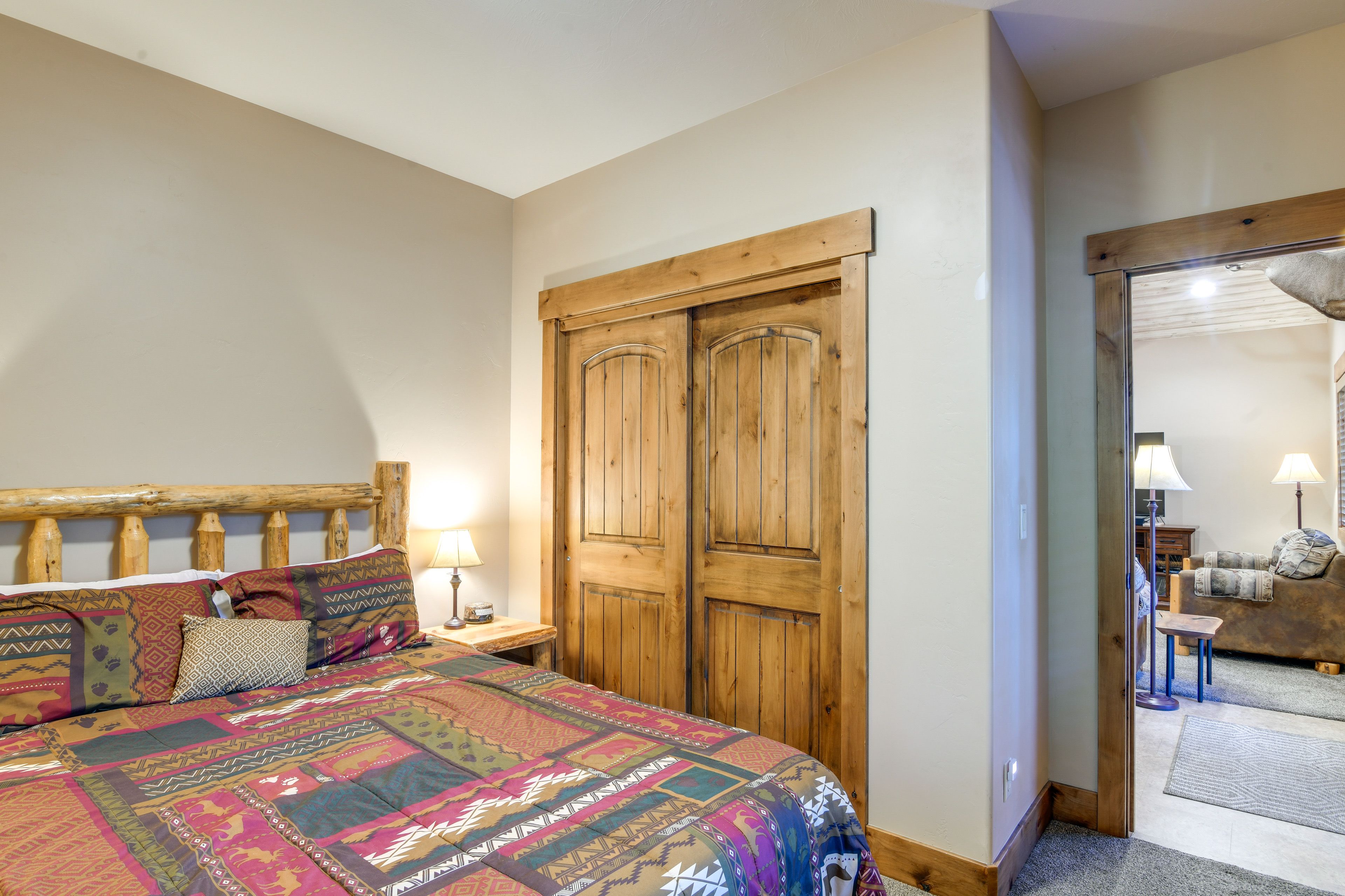 Lodge 1 | Bedroom 1 | Queen Bed