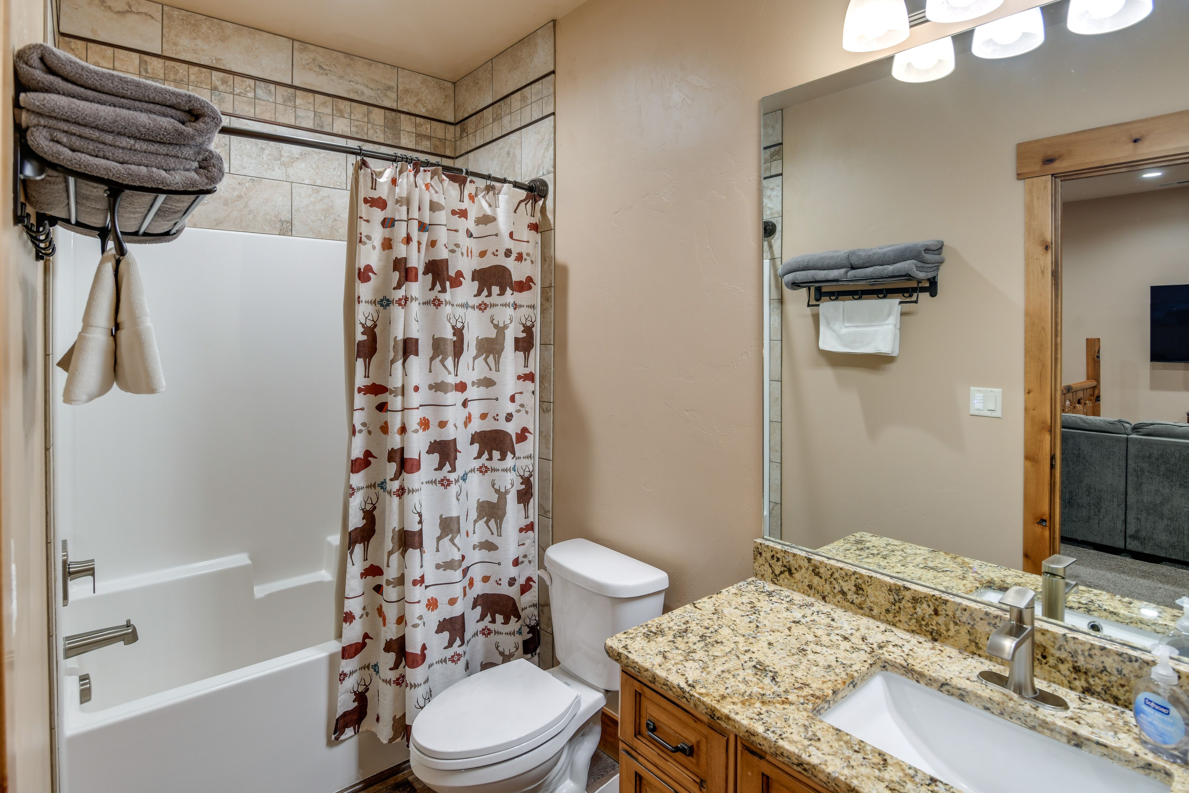 Lodge 2/Studio | Full Bathroom