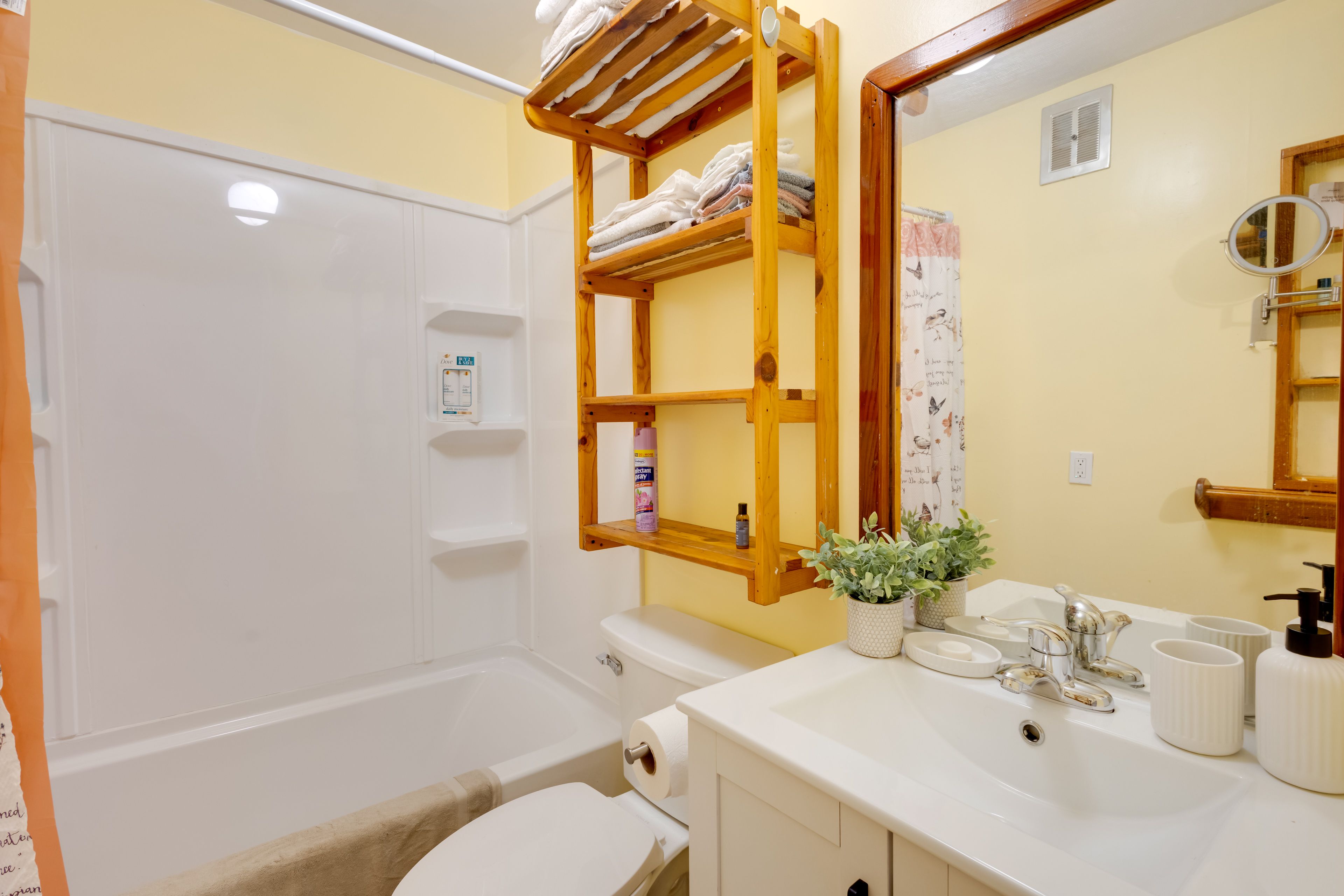 Full Bathroom | Towels & Linens Provided | 1st Floor