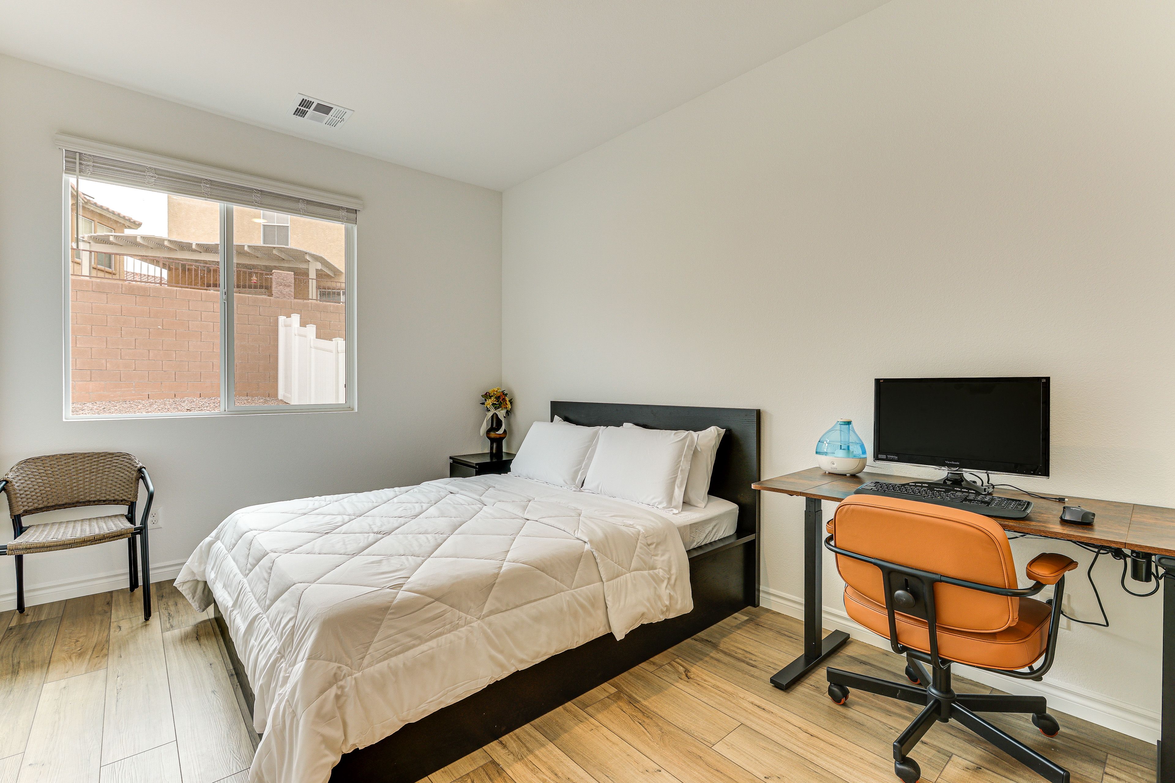 Unit 2 | Bedroom | Queen Bed