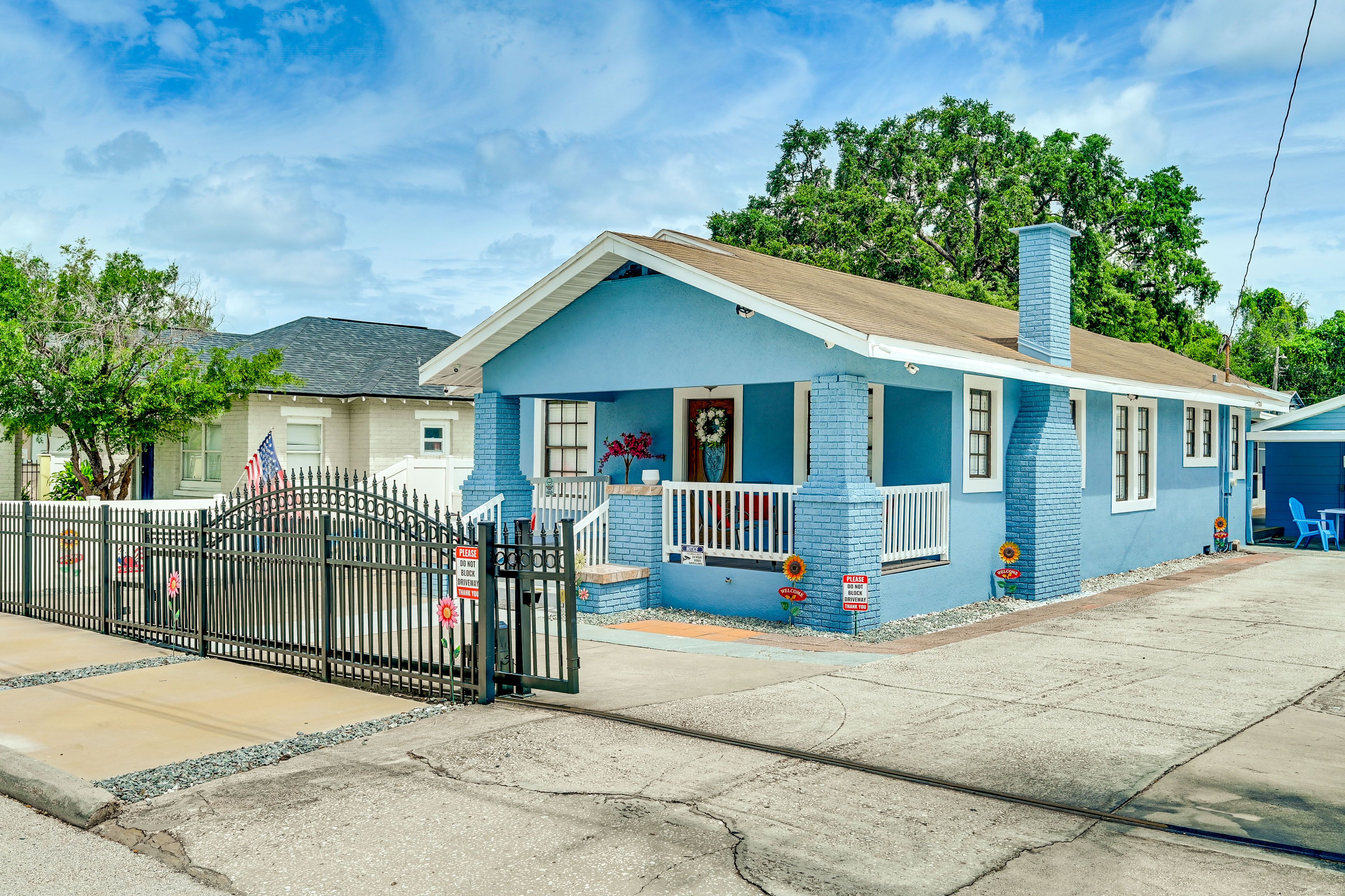 Exterior | Driveway (4 Vehicles)