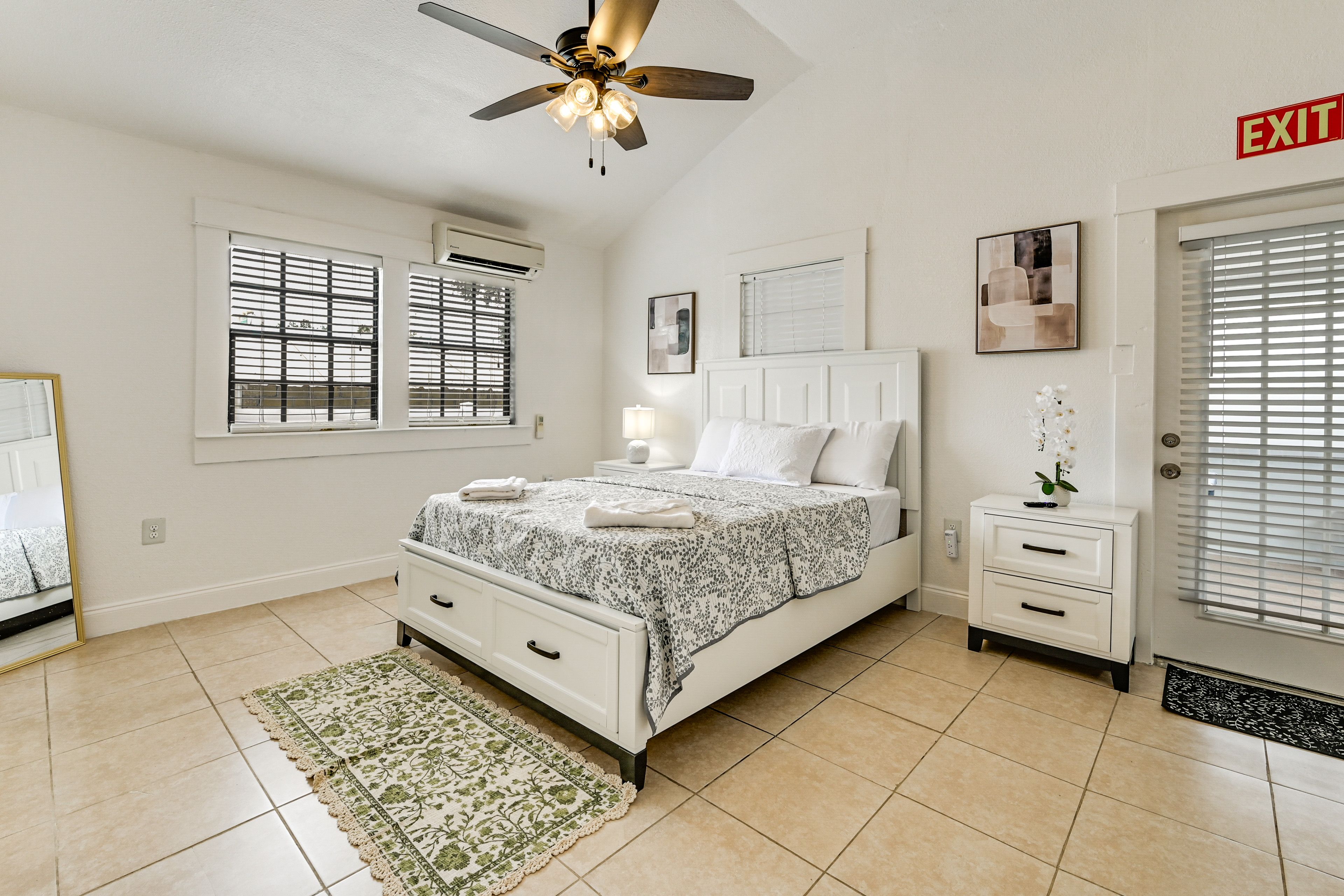 Bedroom 1 | Queen Bed