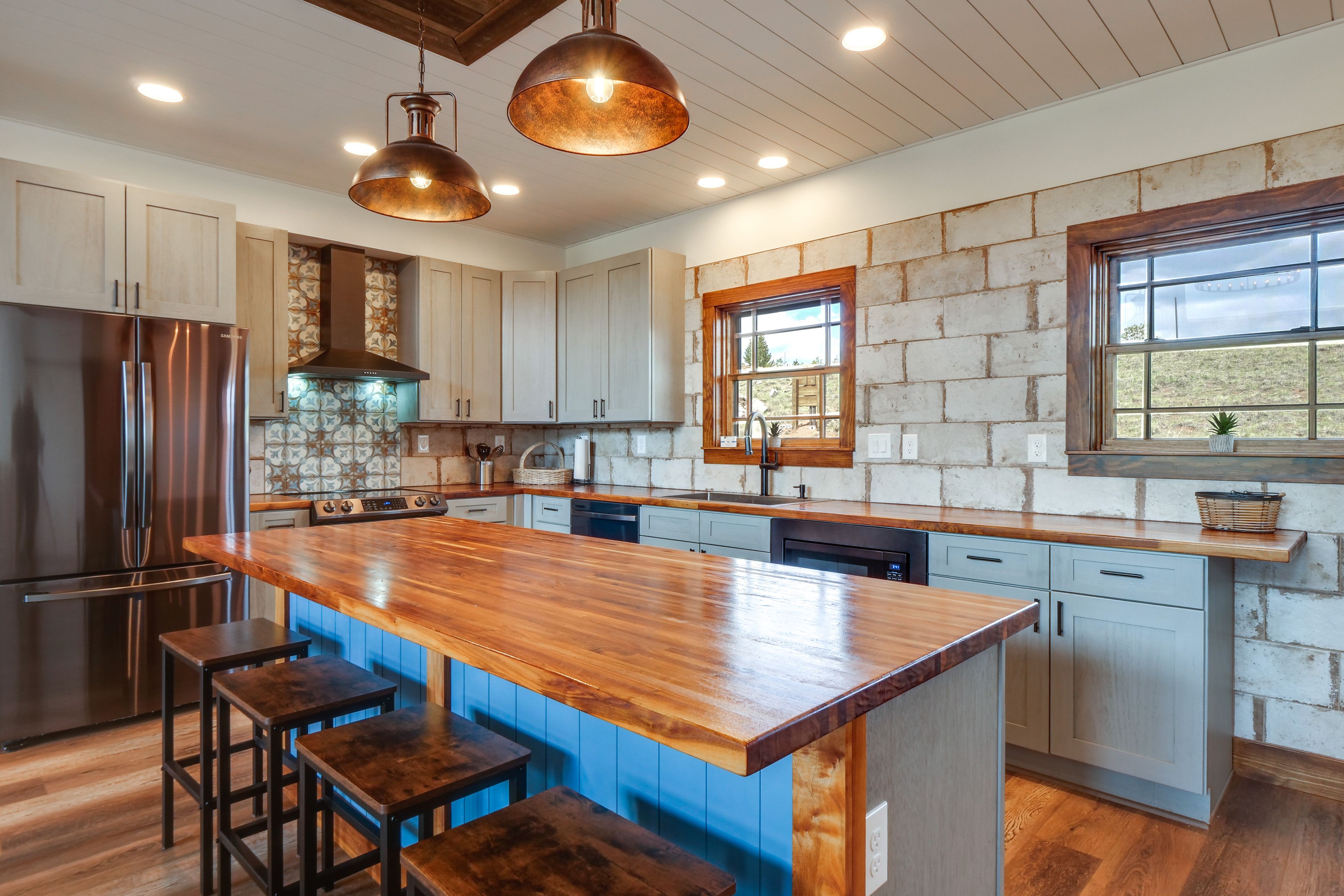 Kitchen | Dishwasher | Microwave | Main Level