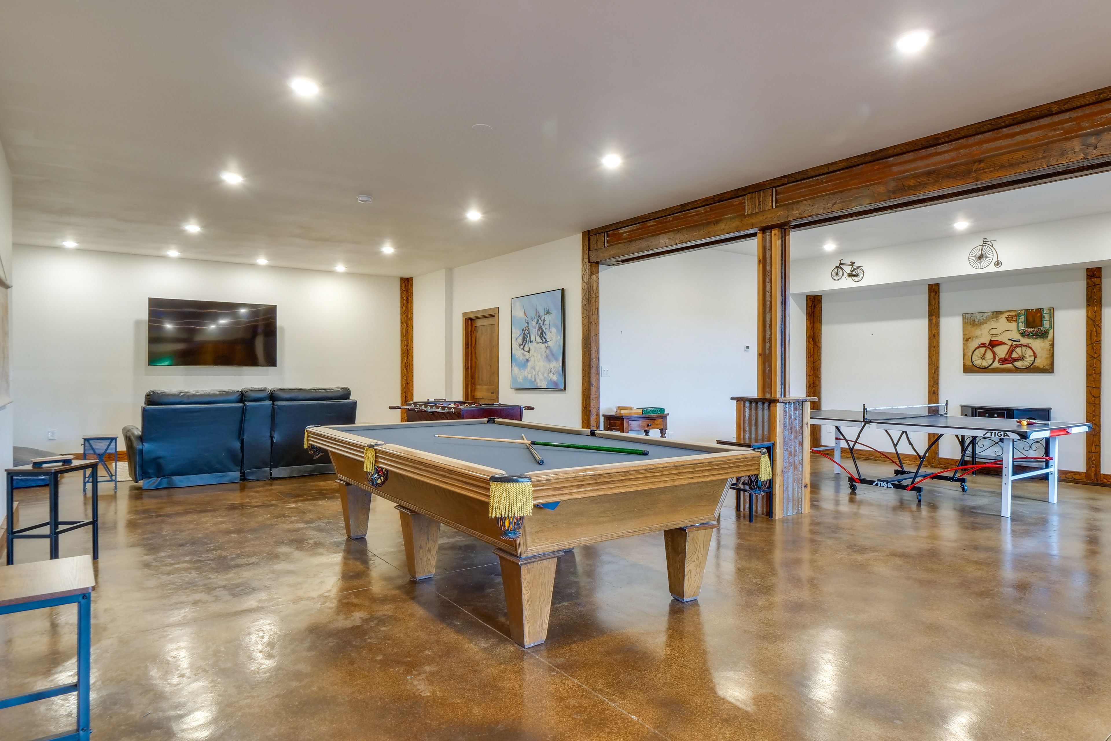 Game Room | Foosball Table | Ping-Pong Table | Smart TV
