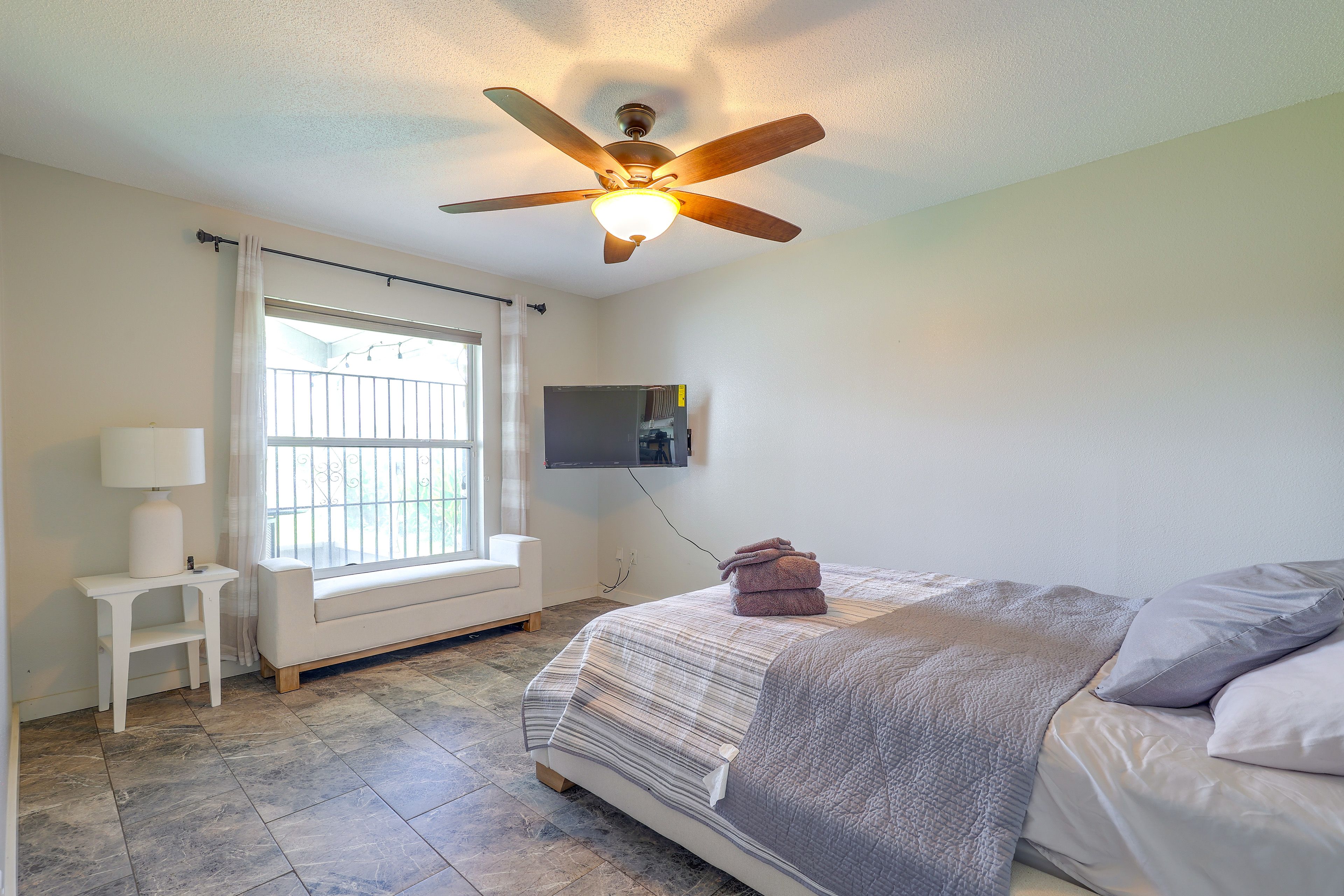 Bedroom 2 | Queen Bed
