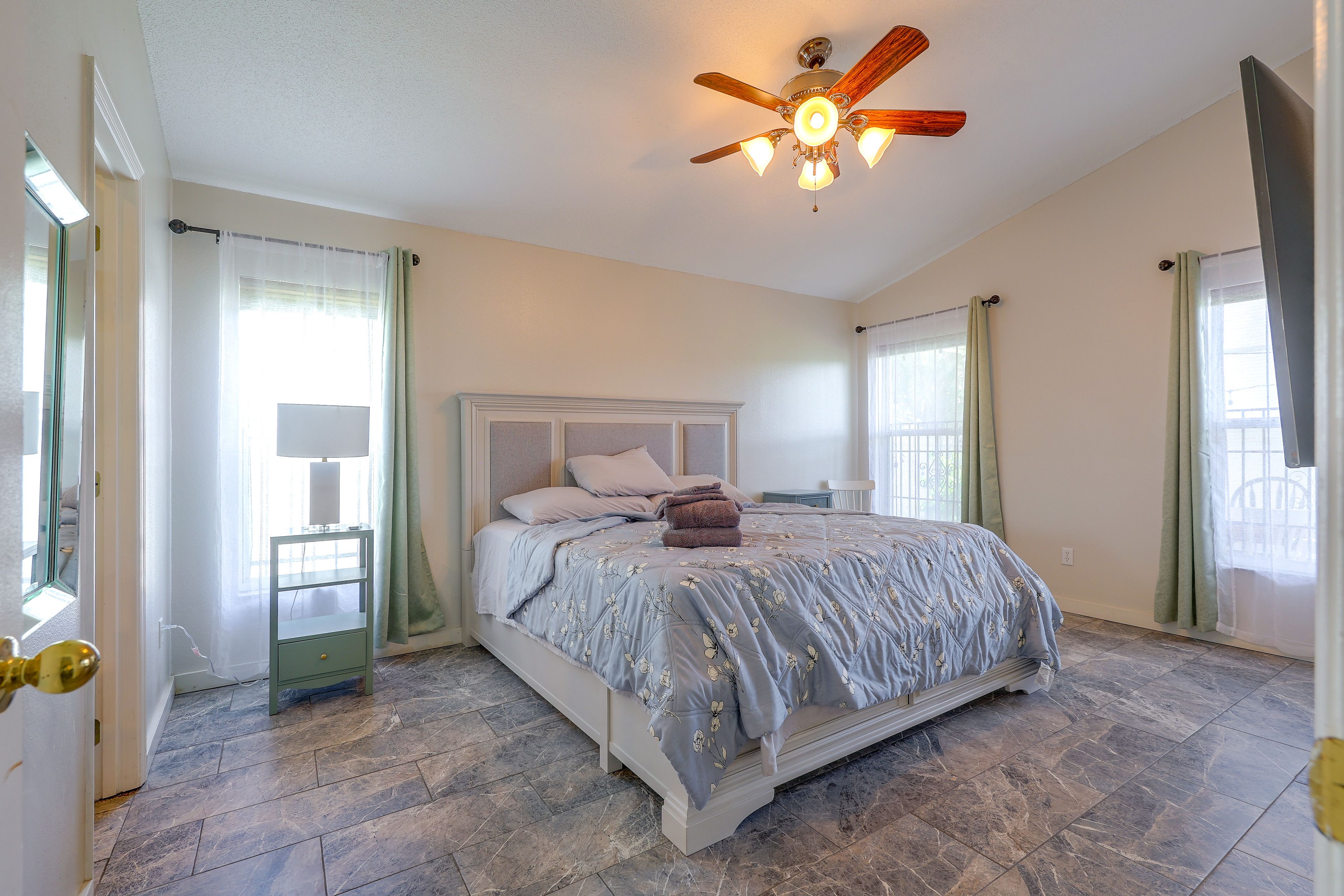 Bedroom 1 | Queen Bed