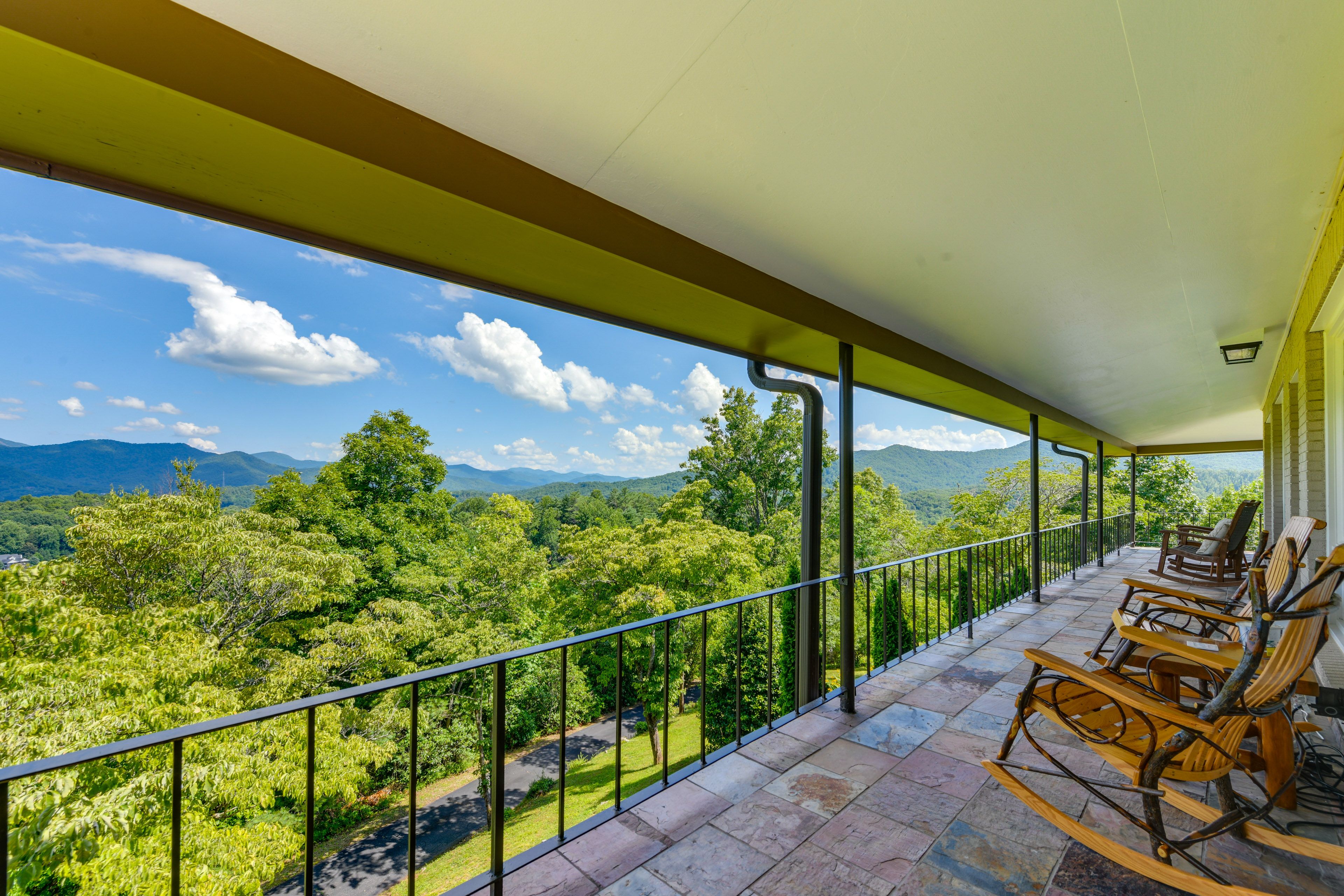 Franklin Vacation Rental | 3BR | 3BA | 2,800 Sq Ft | 1 Step to Enter