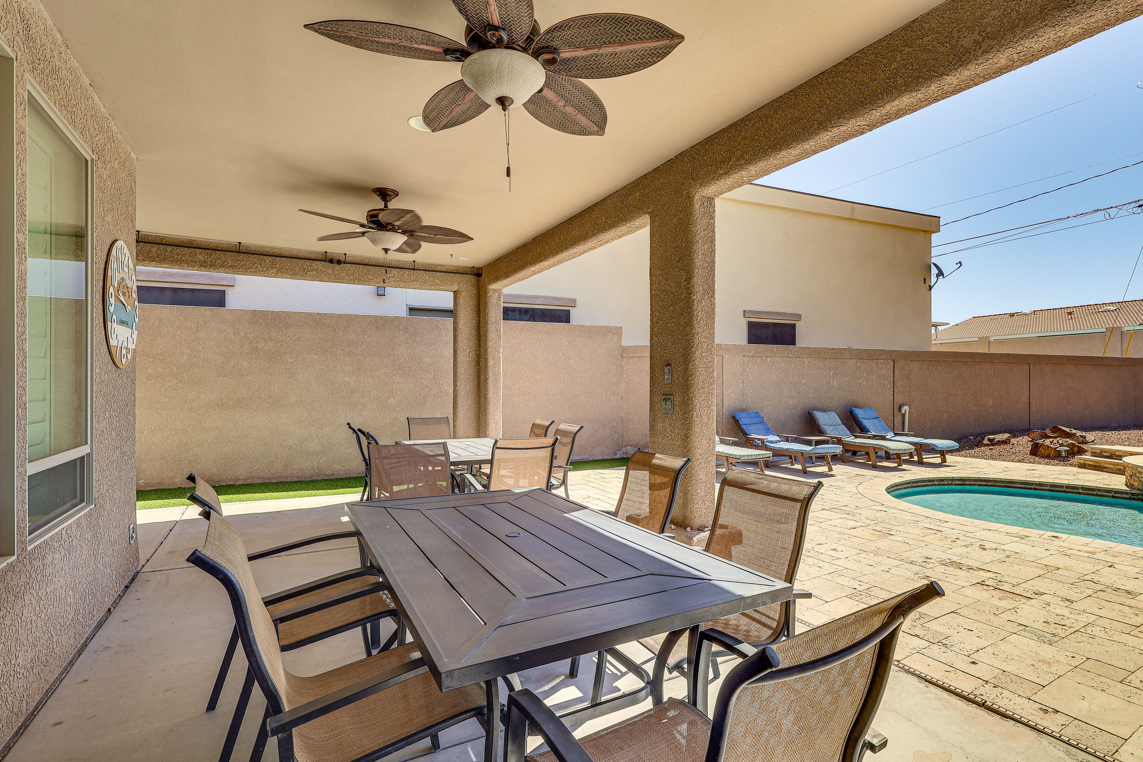 Covered Patio w/ Dining