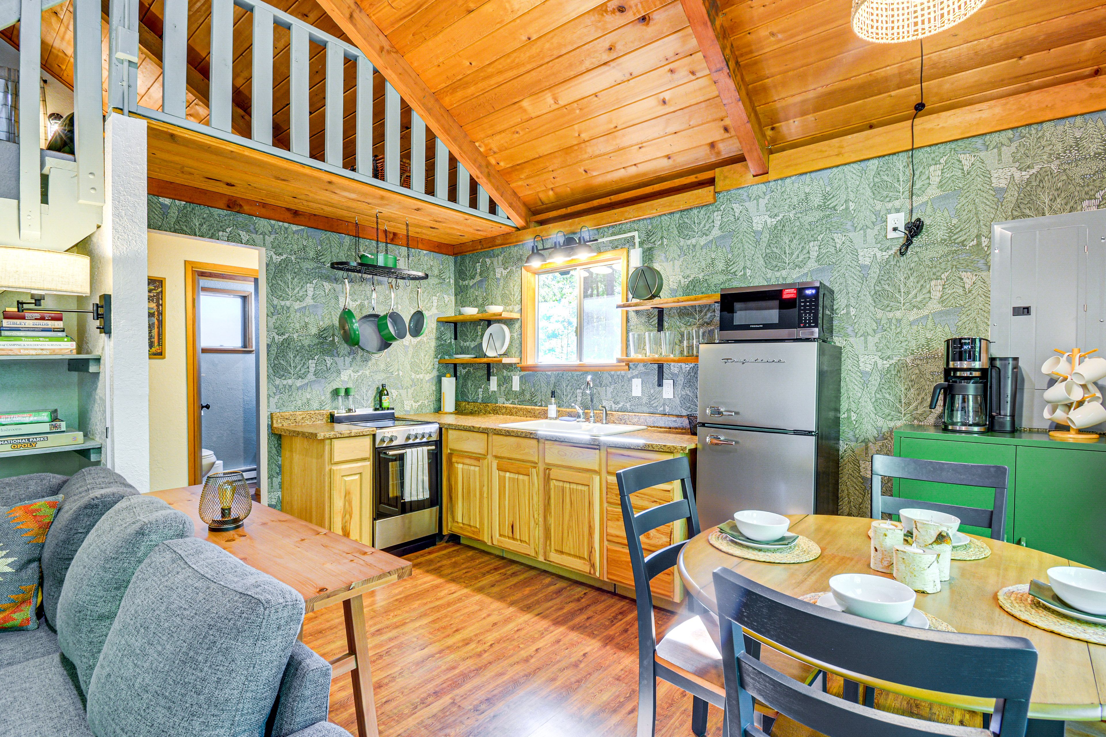 Dining Area & Kitchenette