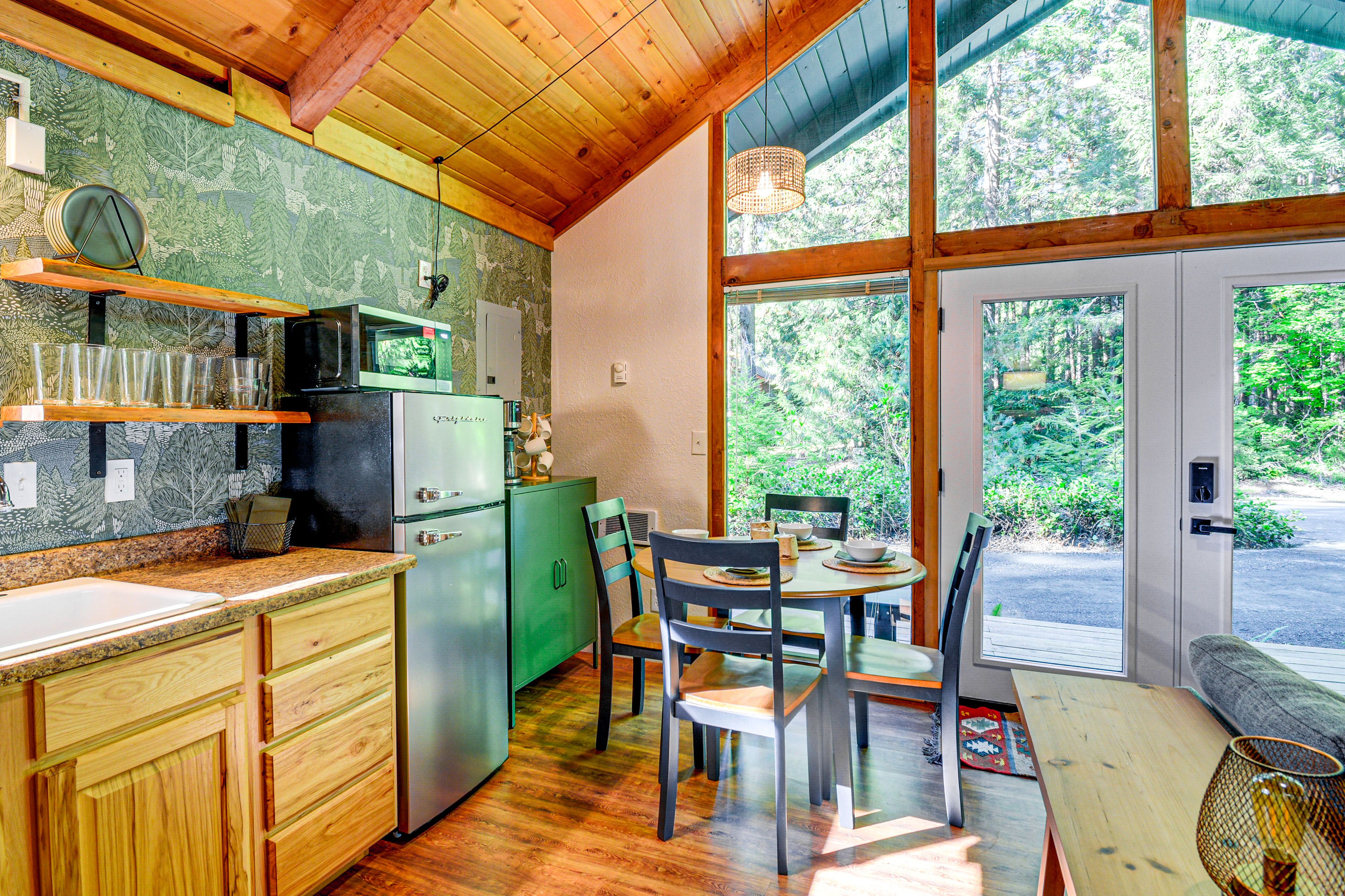 Dining Area & Kitchenette