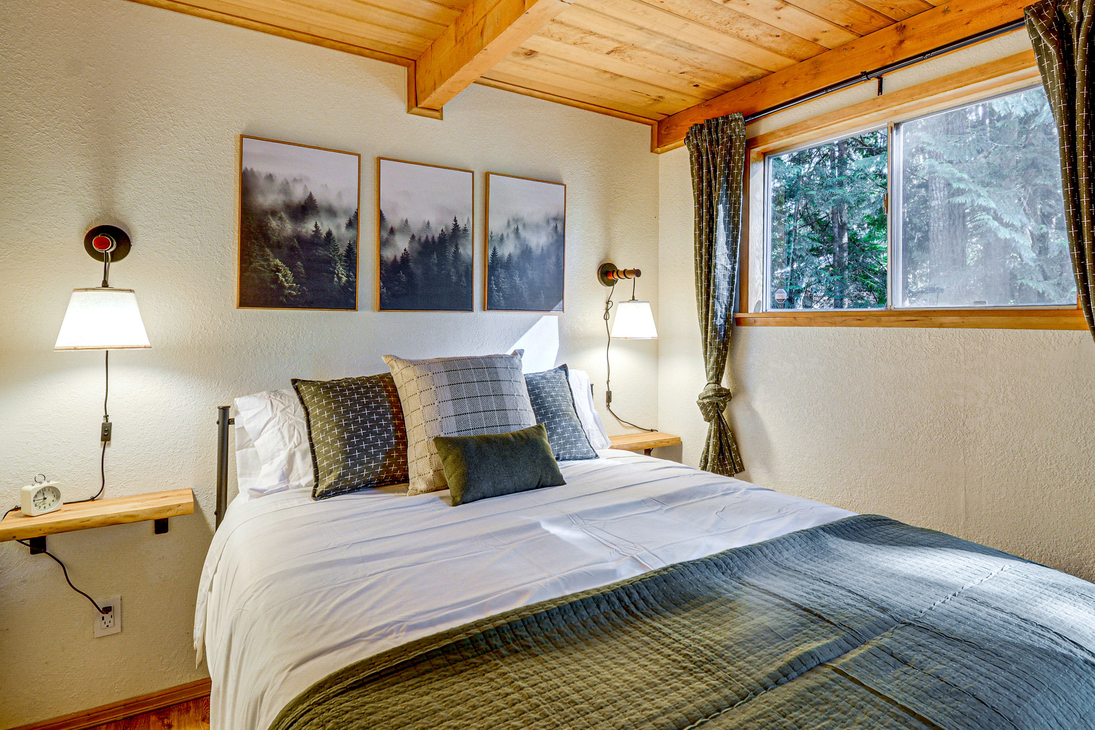 Bedroom 1 | Queen Bed
