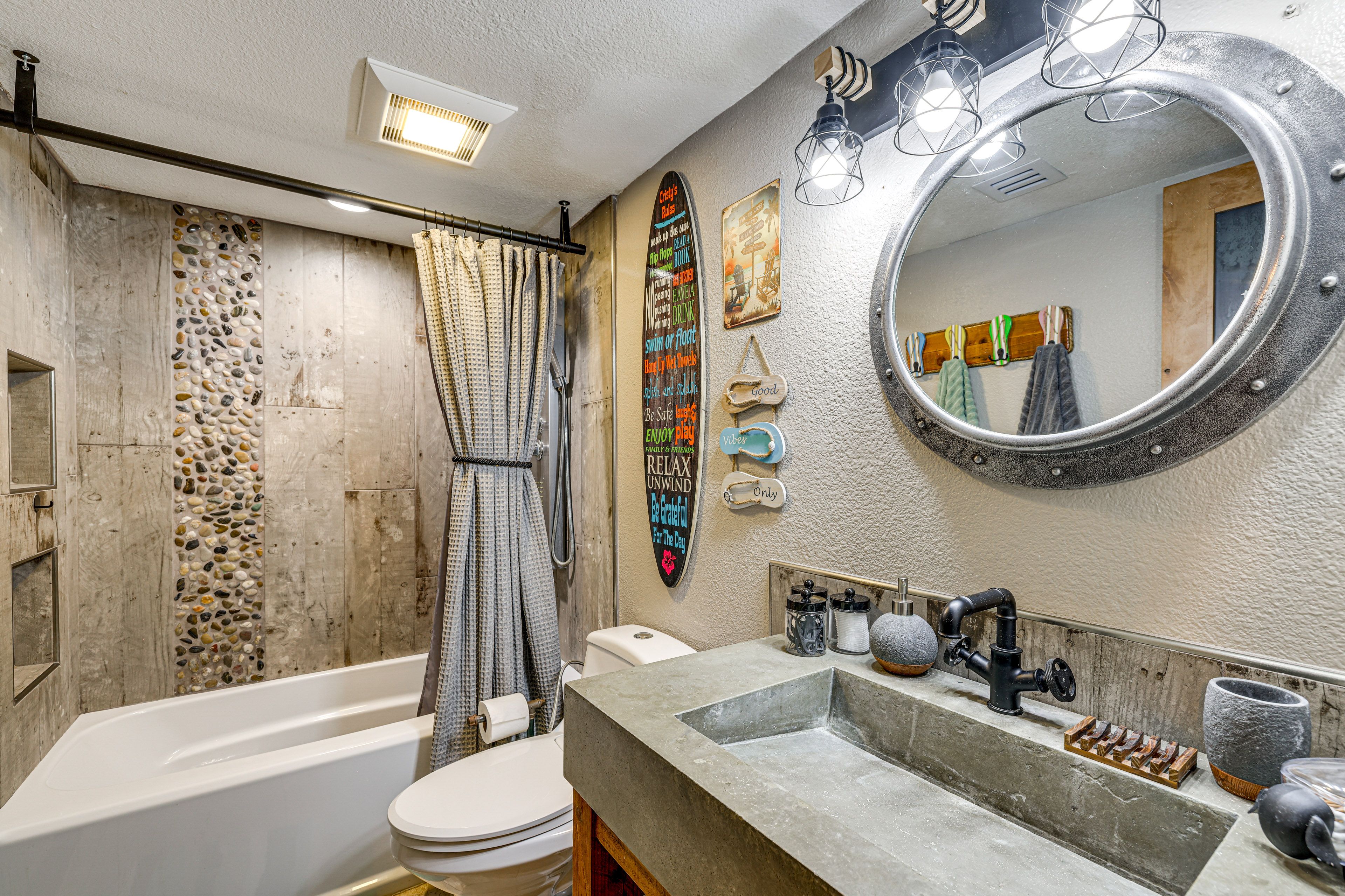 En- Suite Bathroom | Towels & Linens Provided