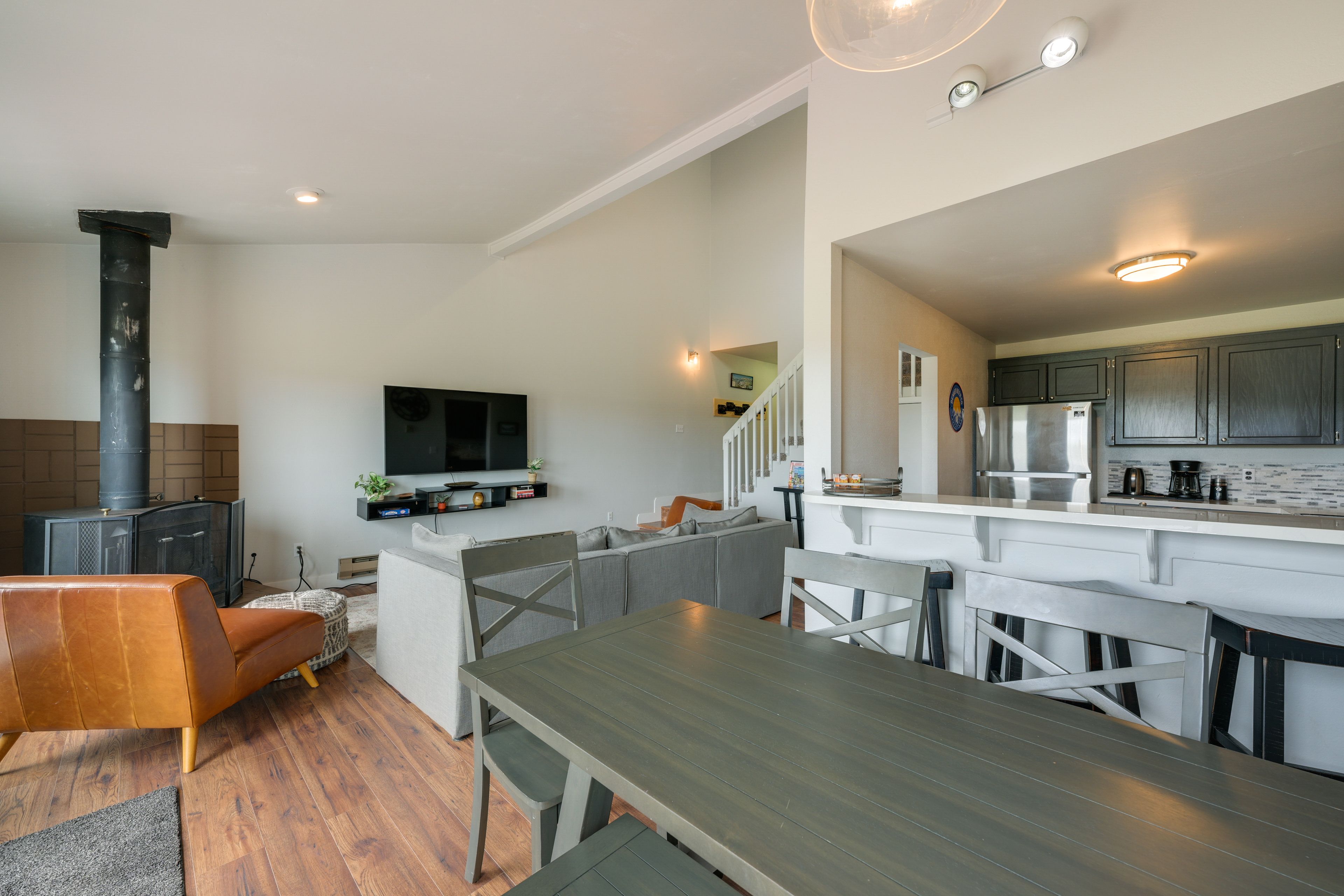 Dining Area | Dishes & Flatware Provided | 1st Floor