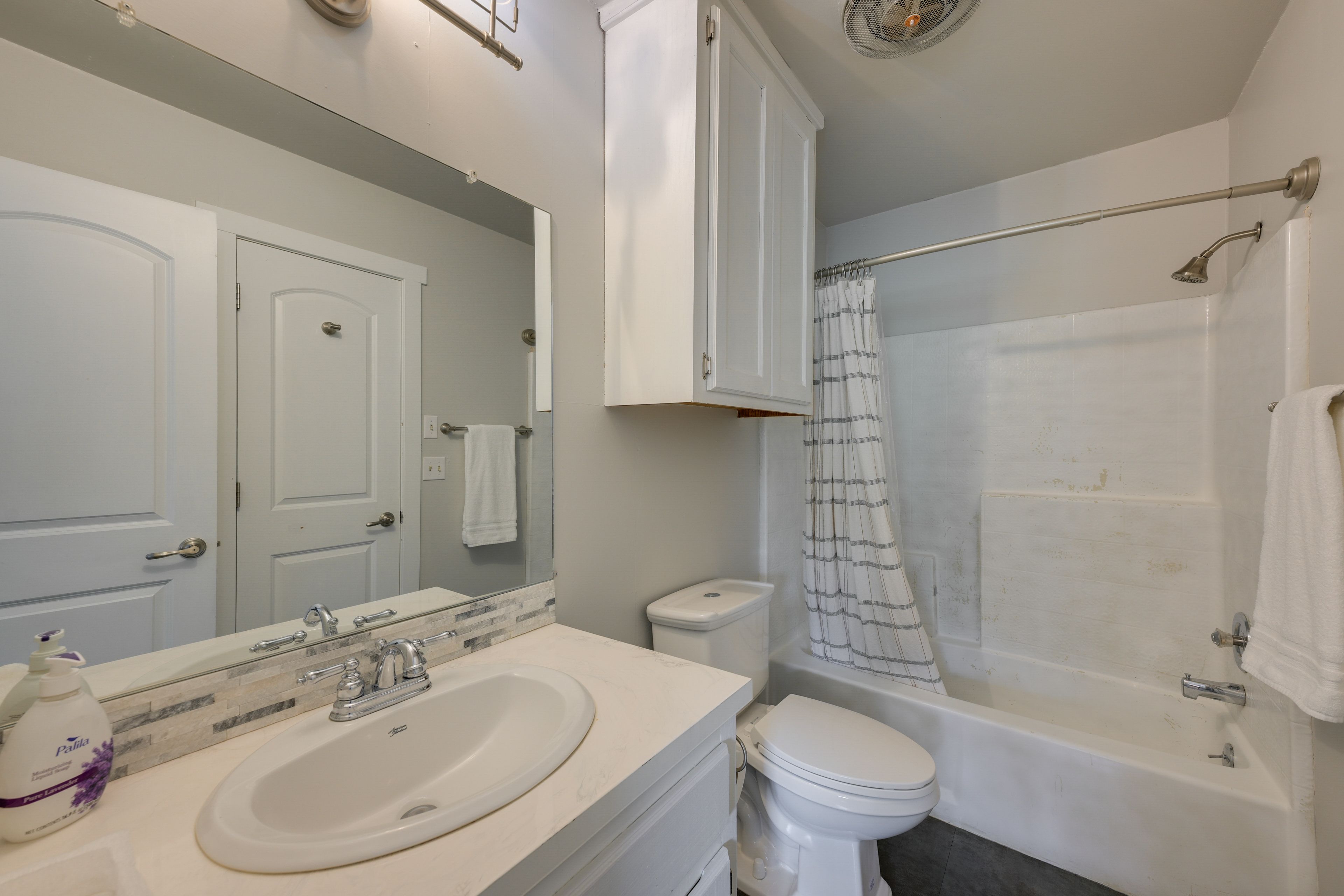Full Bathroom | 2nd Floor