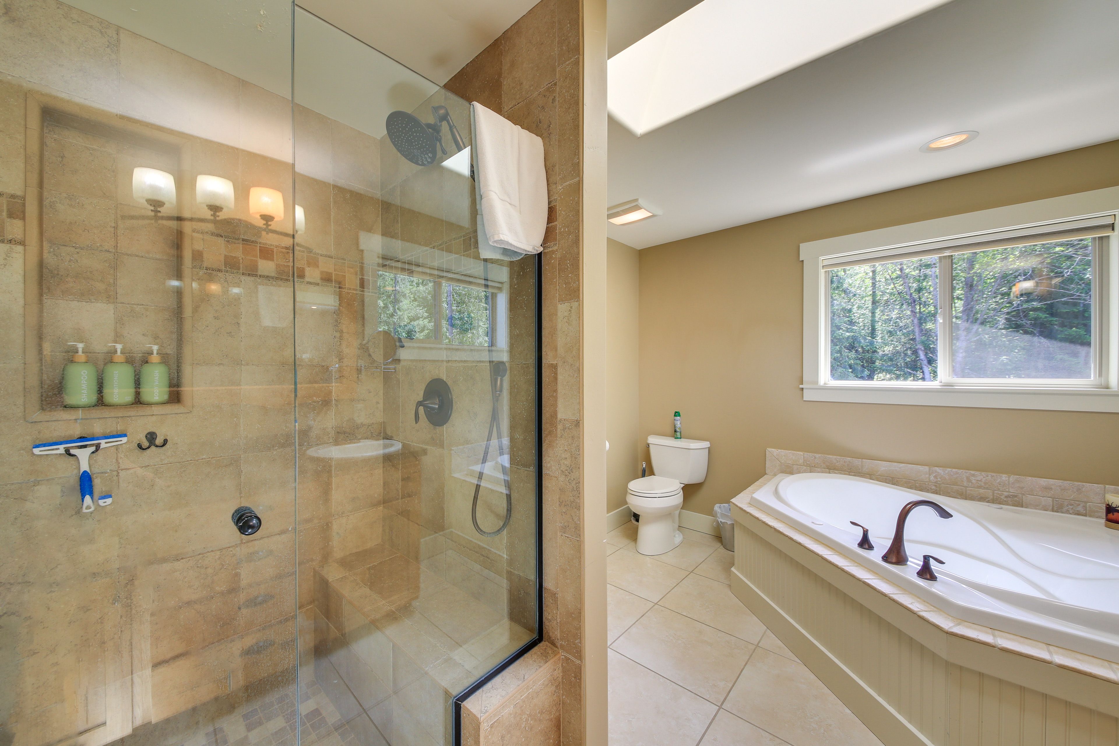 En-Suite Bath | 2nd Floor