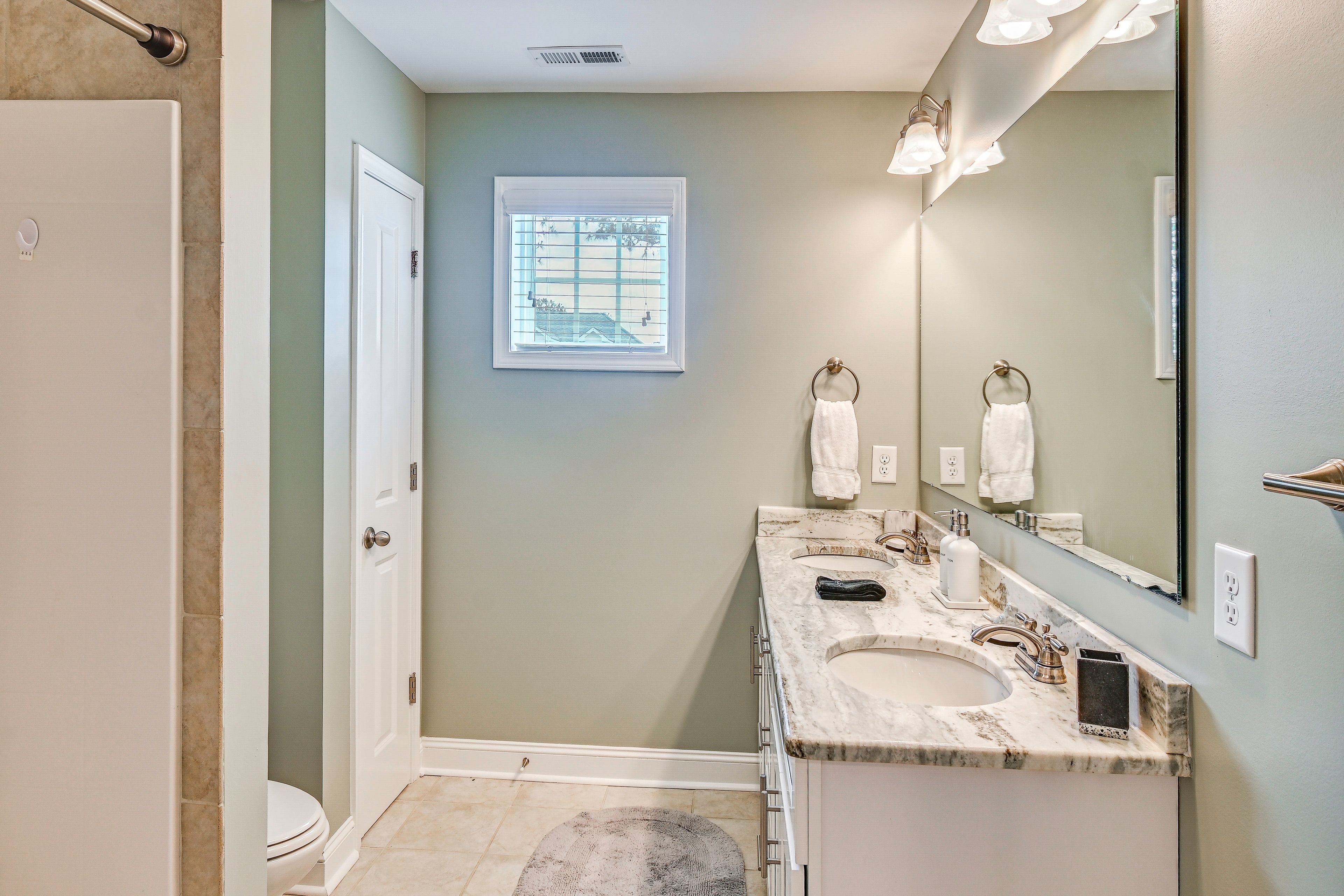 Full Bathroom | 2nd Floor