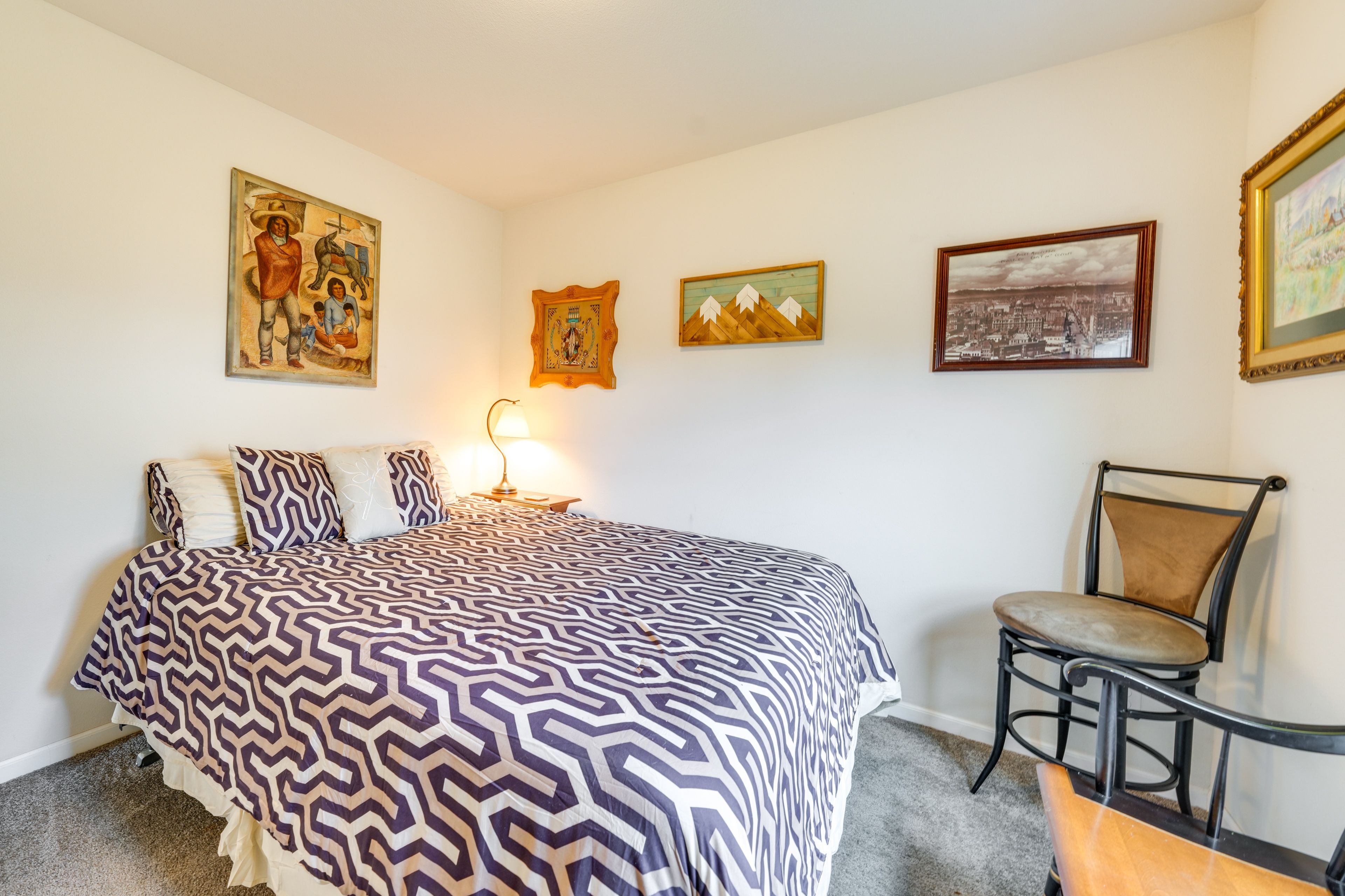 Bedroom 1 | Queen Bed | 1st Floor