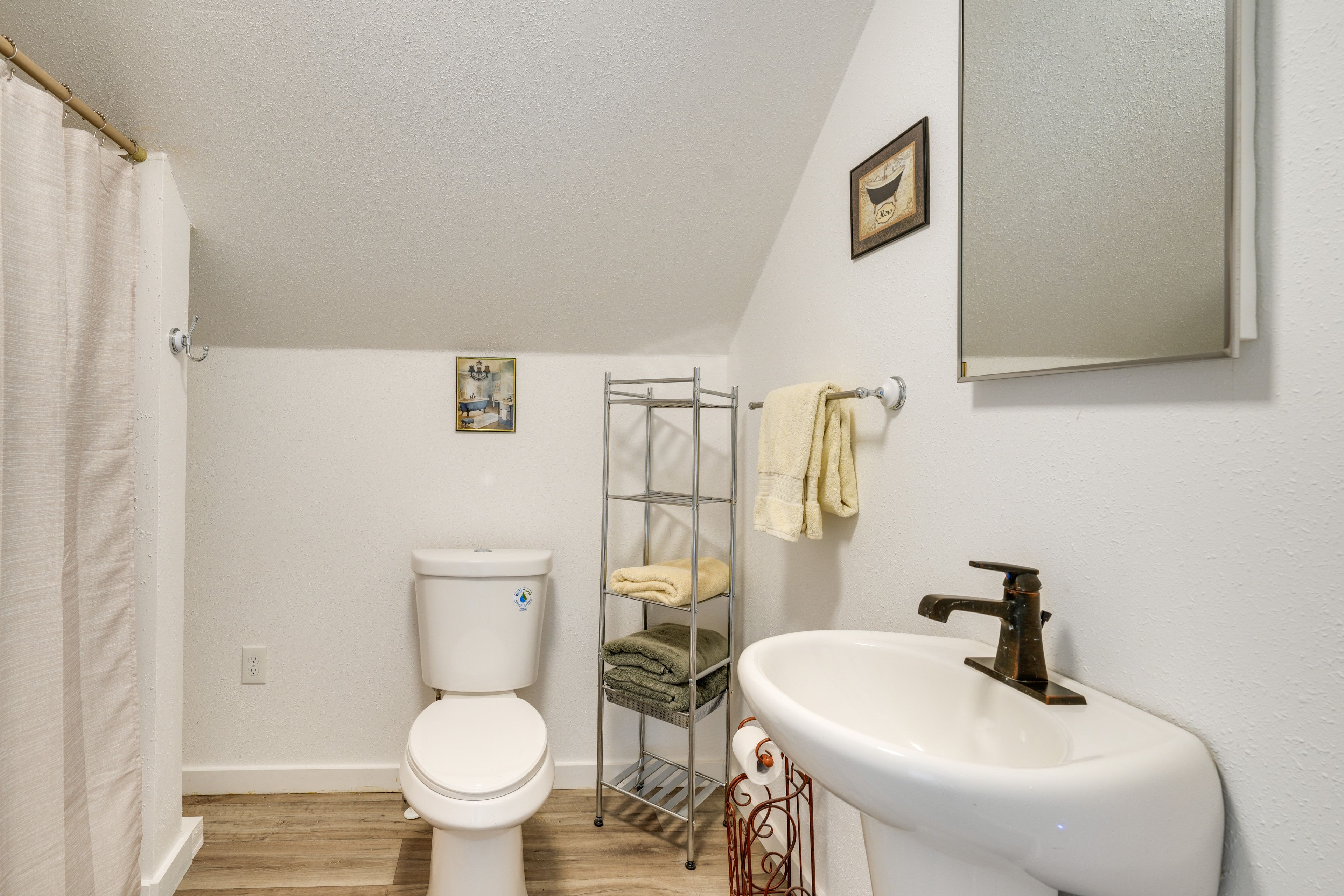 Full Bathroom | 2nd Floor