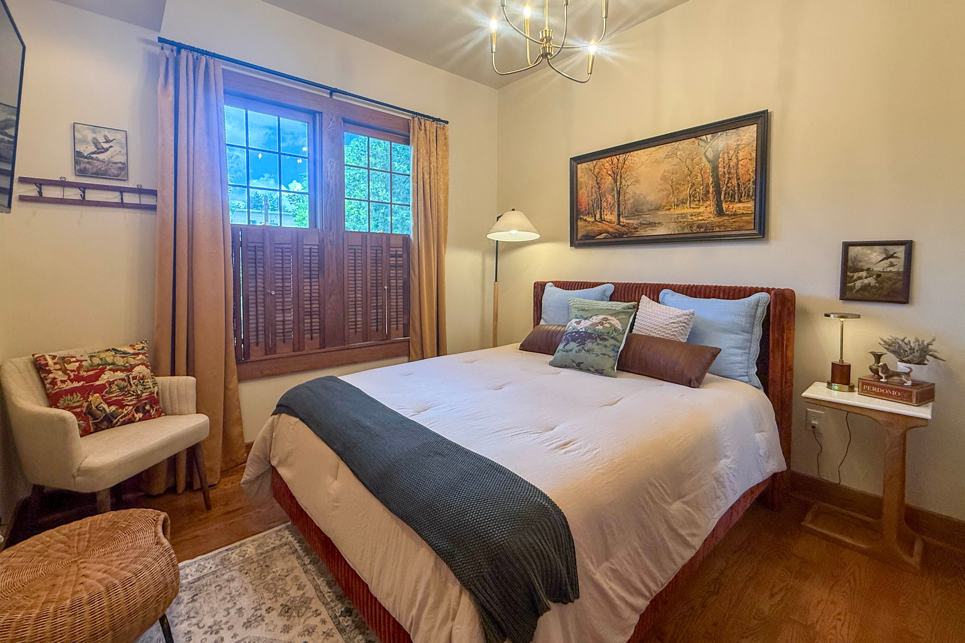 Bedroom 1 | Queen Bed | 1st Floor