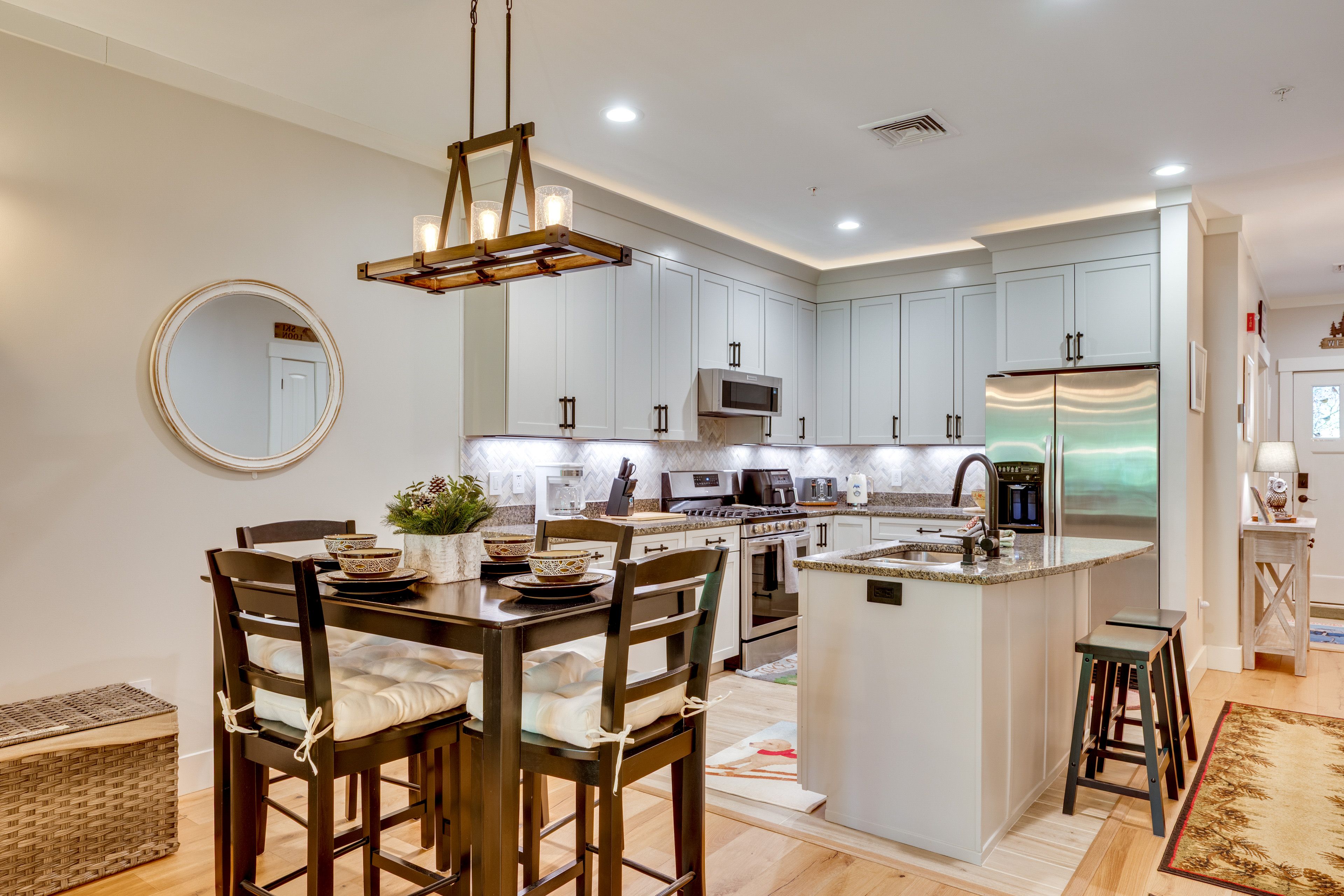 Dining Table | Breakfast Bar | Kitchen